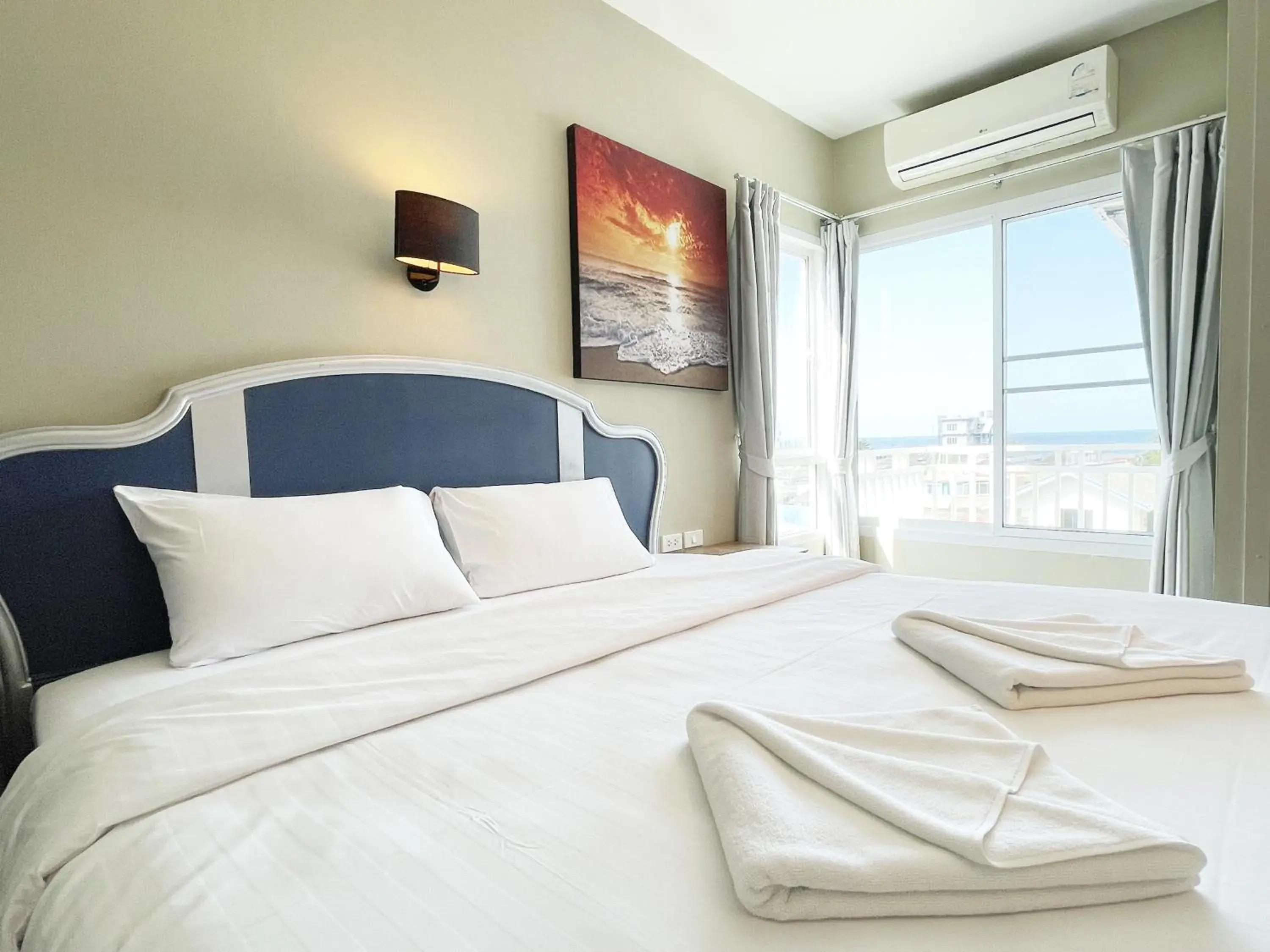 Deluxe Double Room with Sea View in Hub Hua Hin 57 Deluxe Double Room with Sea View in Hub Hua Hin 57