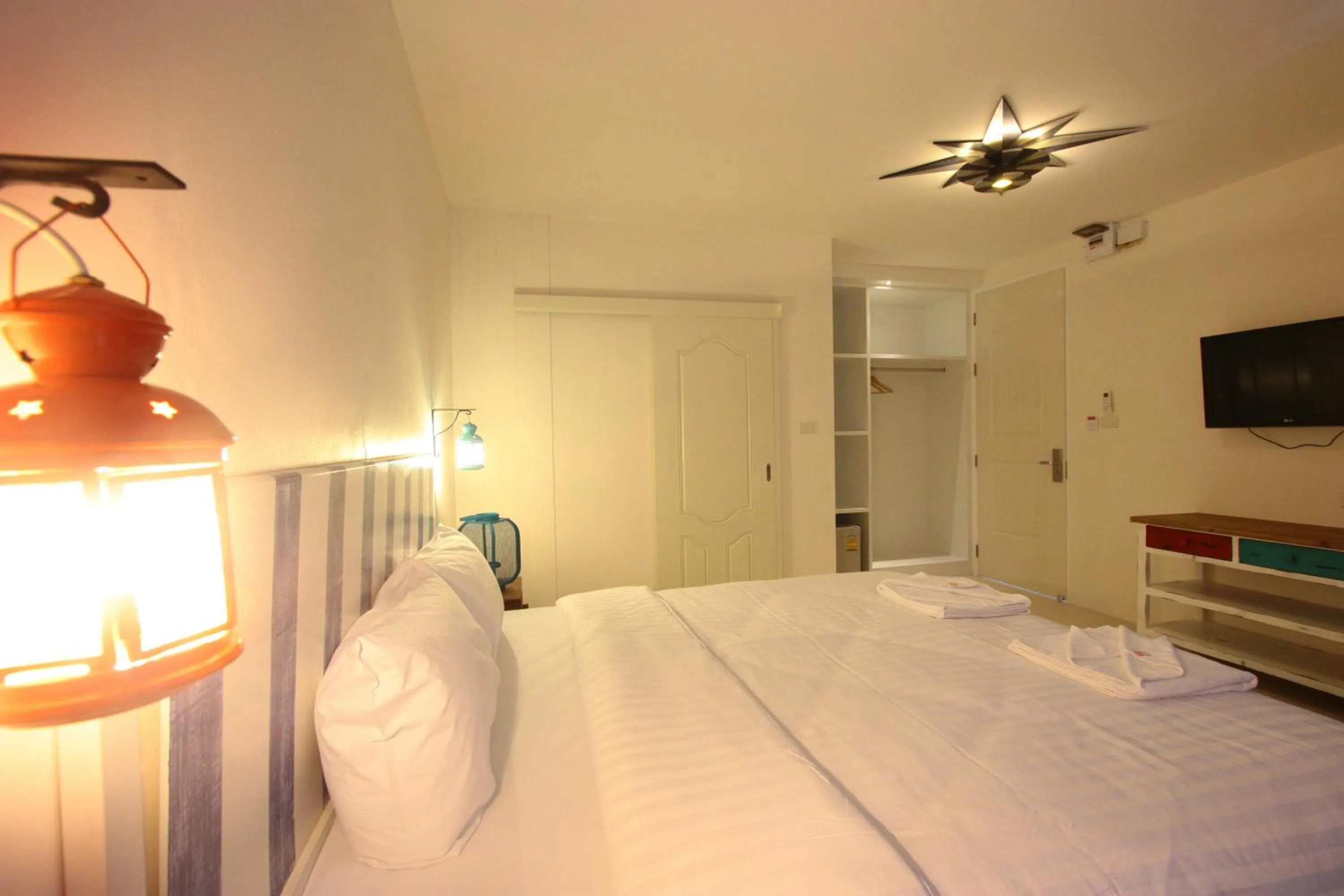 Photo of the whole room, Bed in Hub Hua Hin 57
