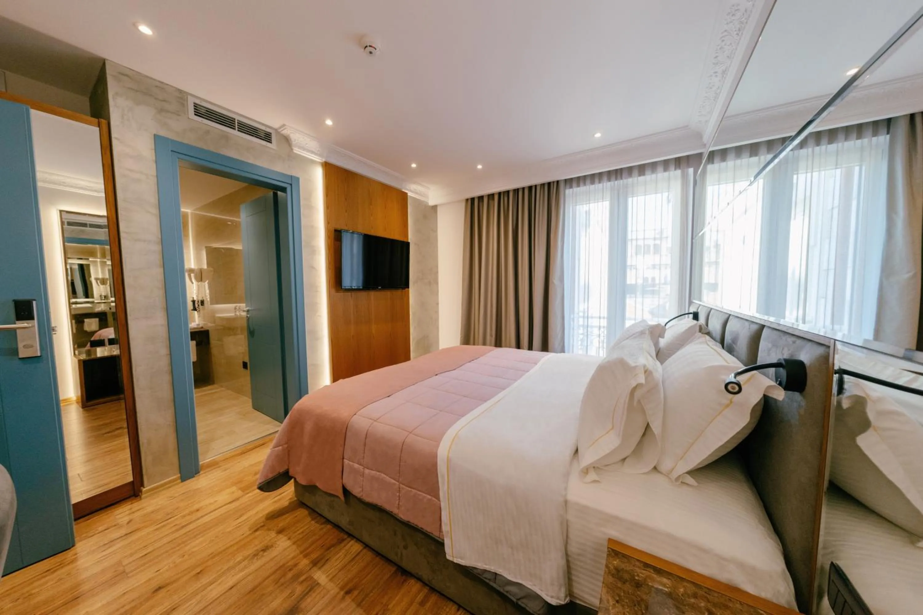 Photo of the whole room, Bed in Moenia Boutique Hotel