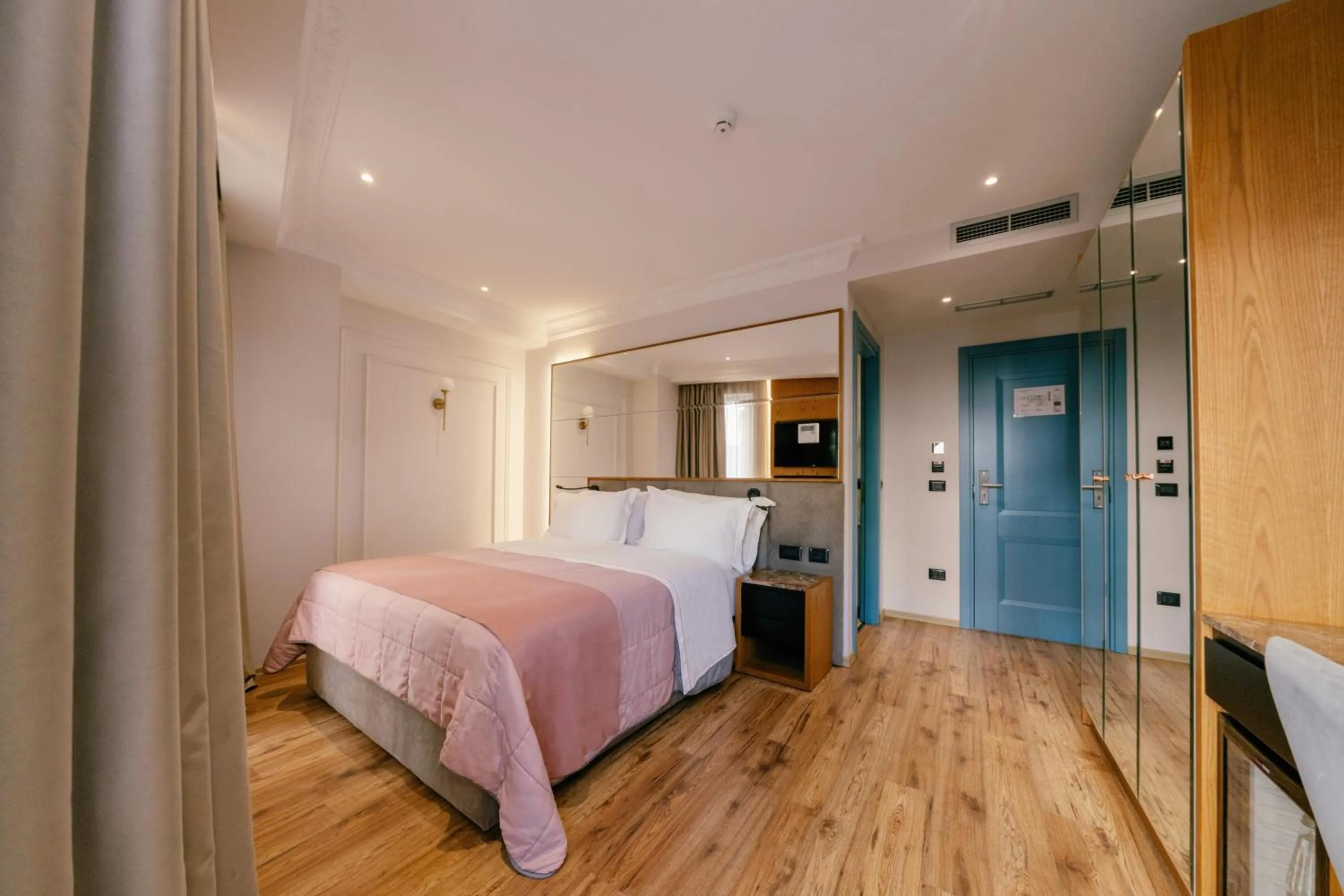 Photo of the whole room, Bed in Moenia Boutique Hotel