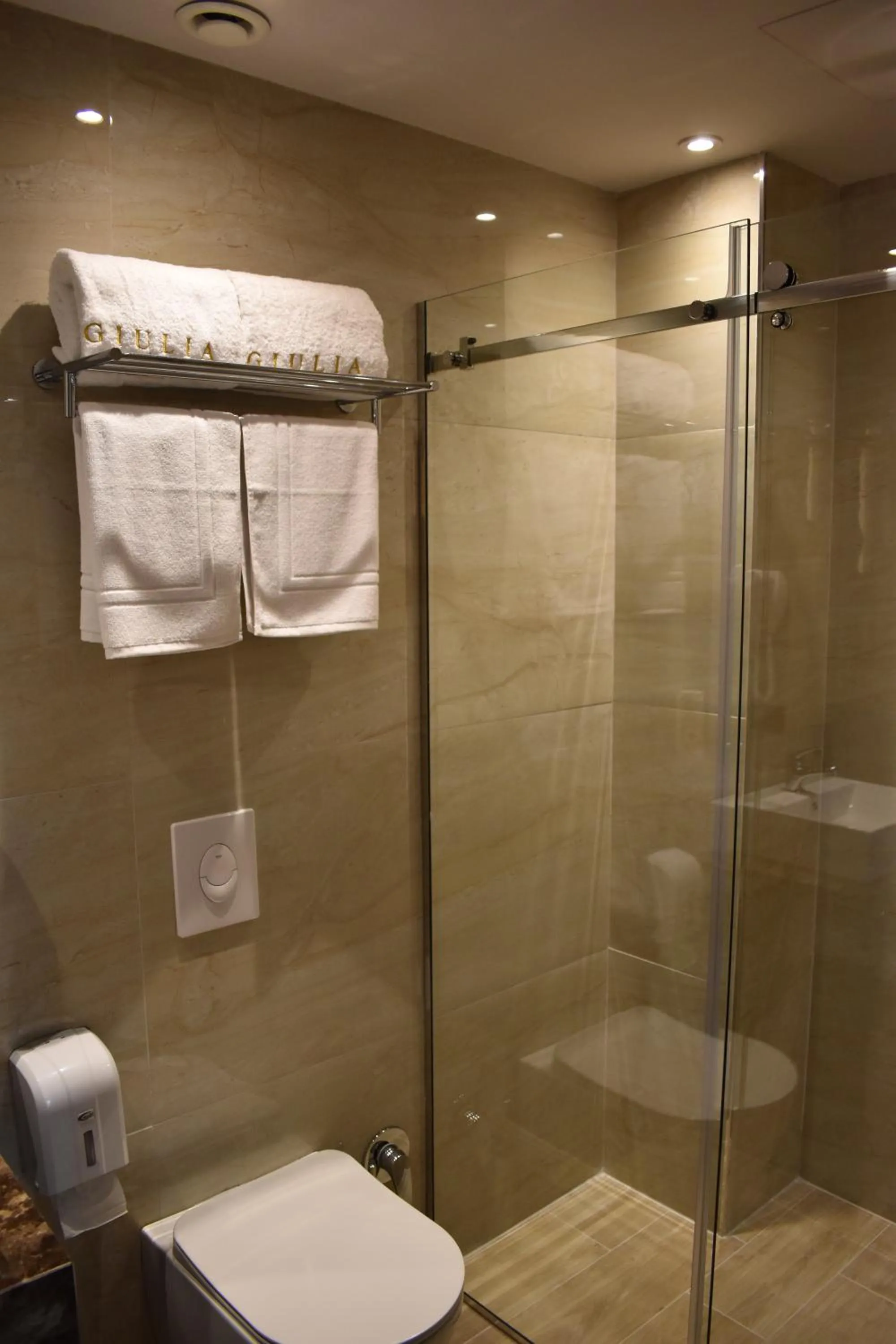 Bathroom in Giulia Albérgo Hotel