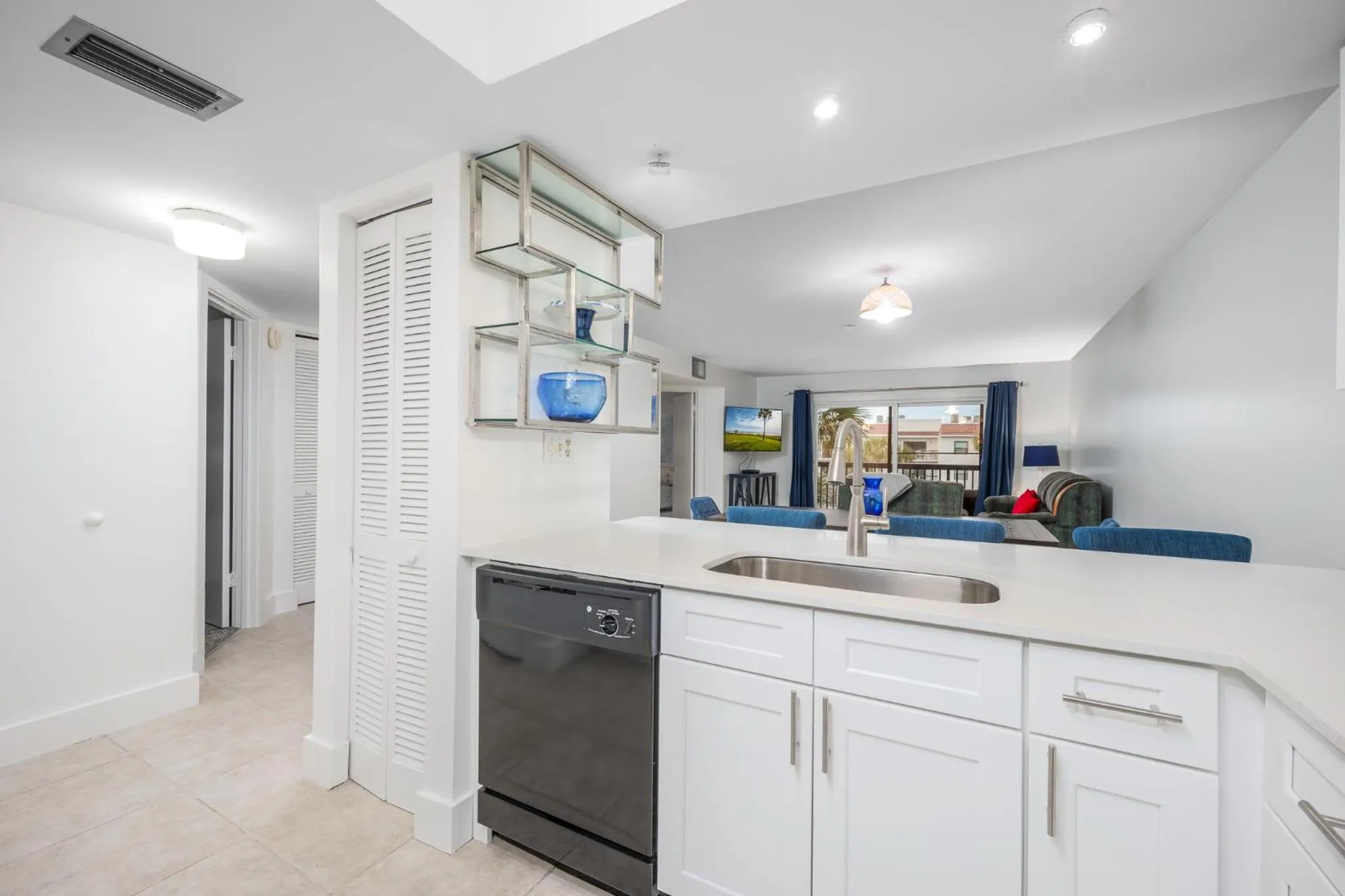 Kitchen or kitchenette in Ocean Village Club O35