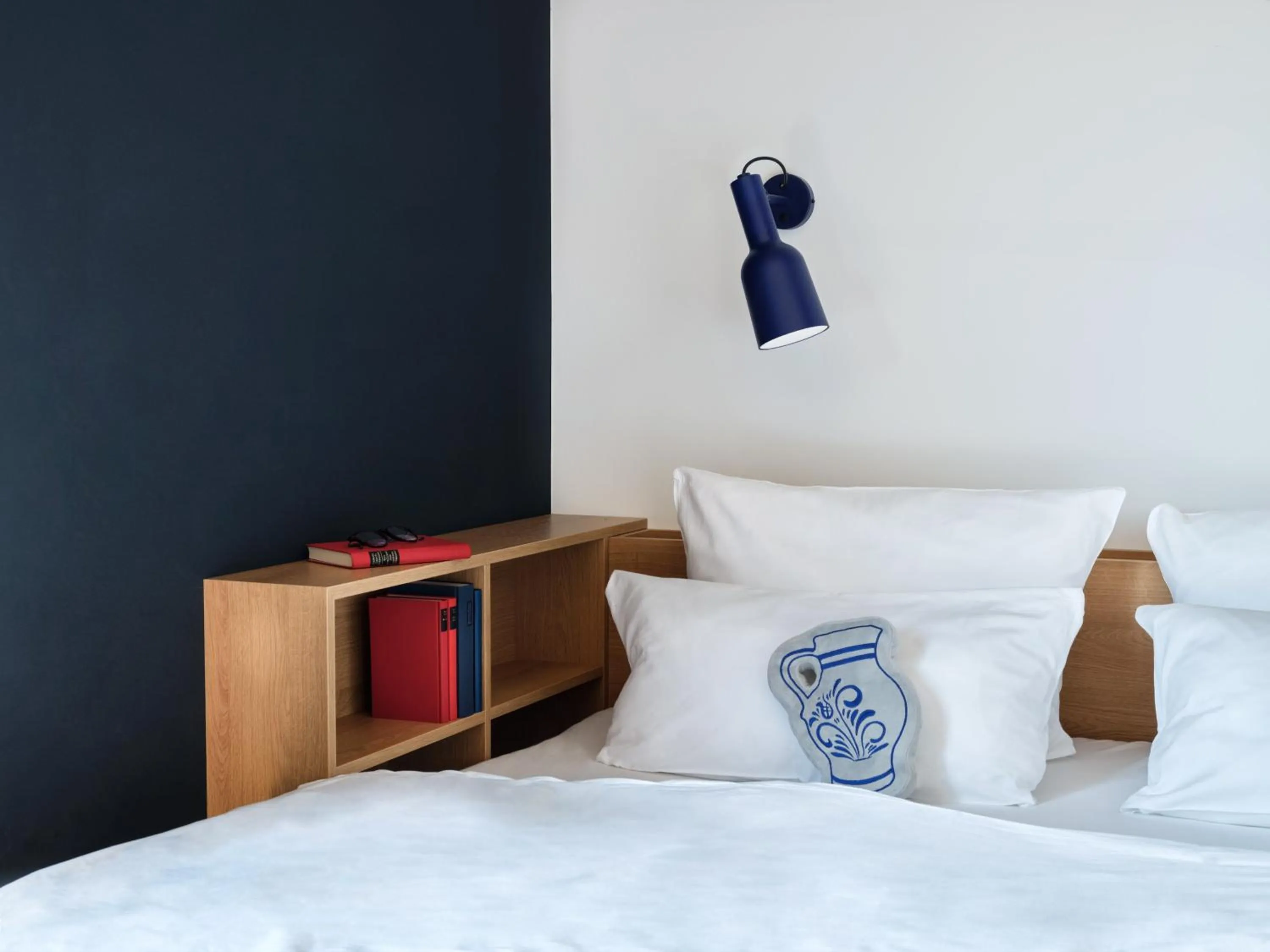 Bed in STAYERY Frankfurt Sachsenhausen