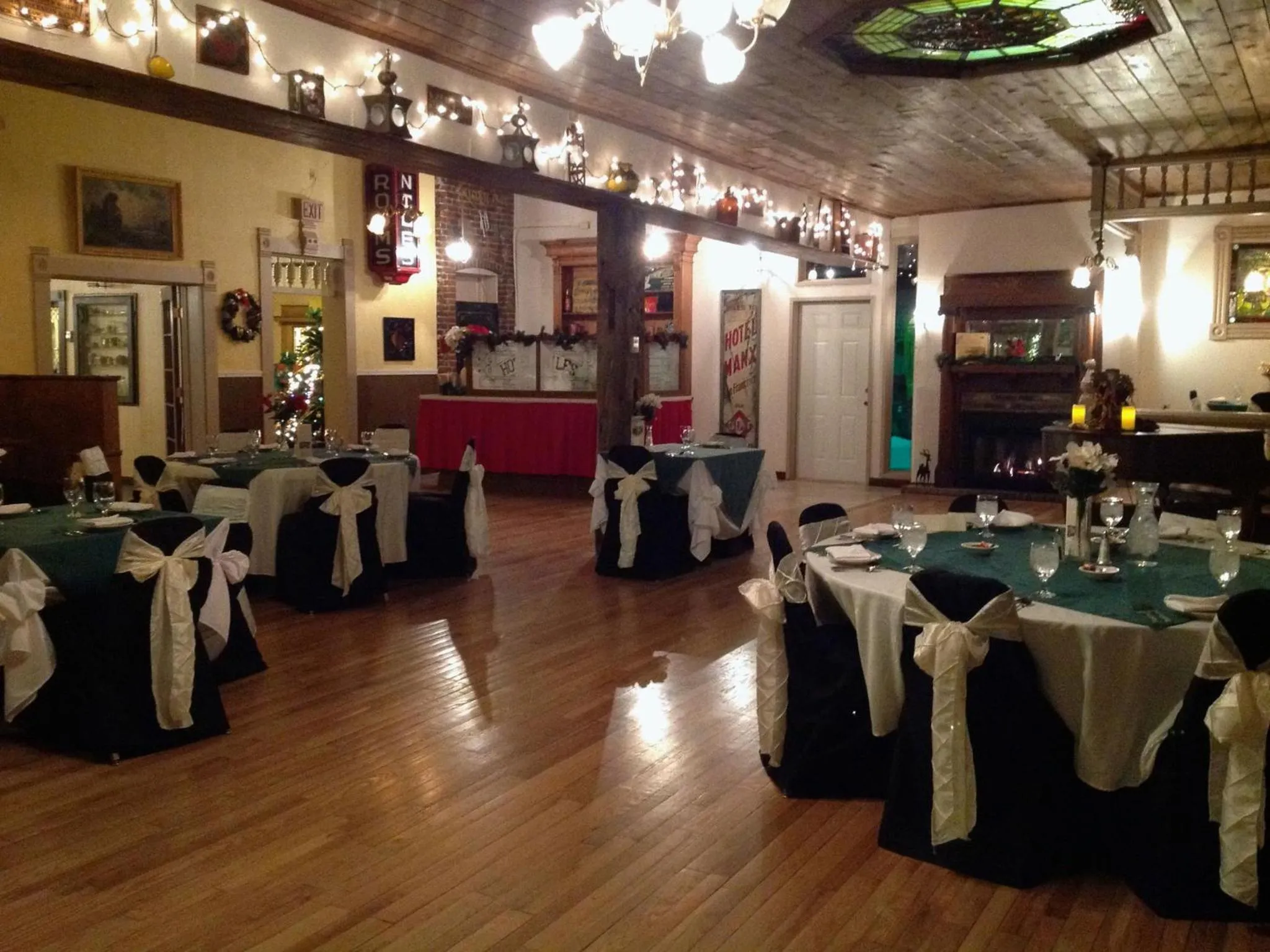 Restaurant/places to eat in Hotel Niles