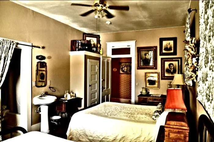 Photo of the whole room, Bed in Hotel Niles