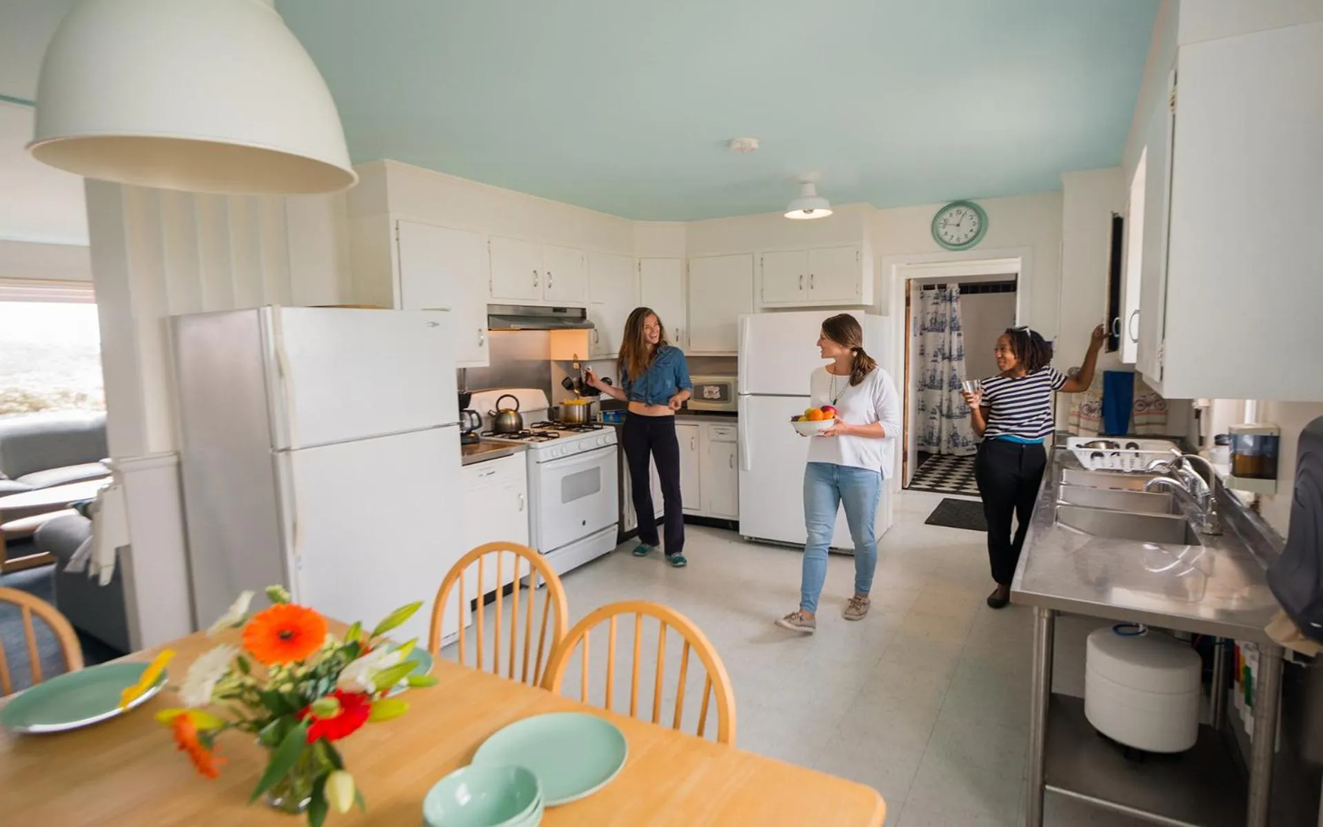 Communal kitchen in HI Pigeon Point Lighthouse Hostel