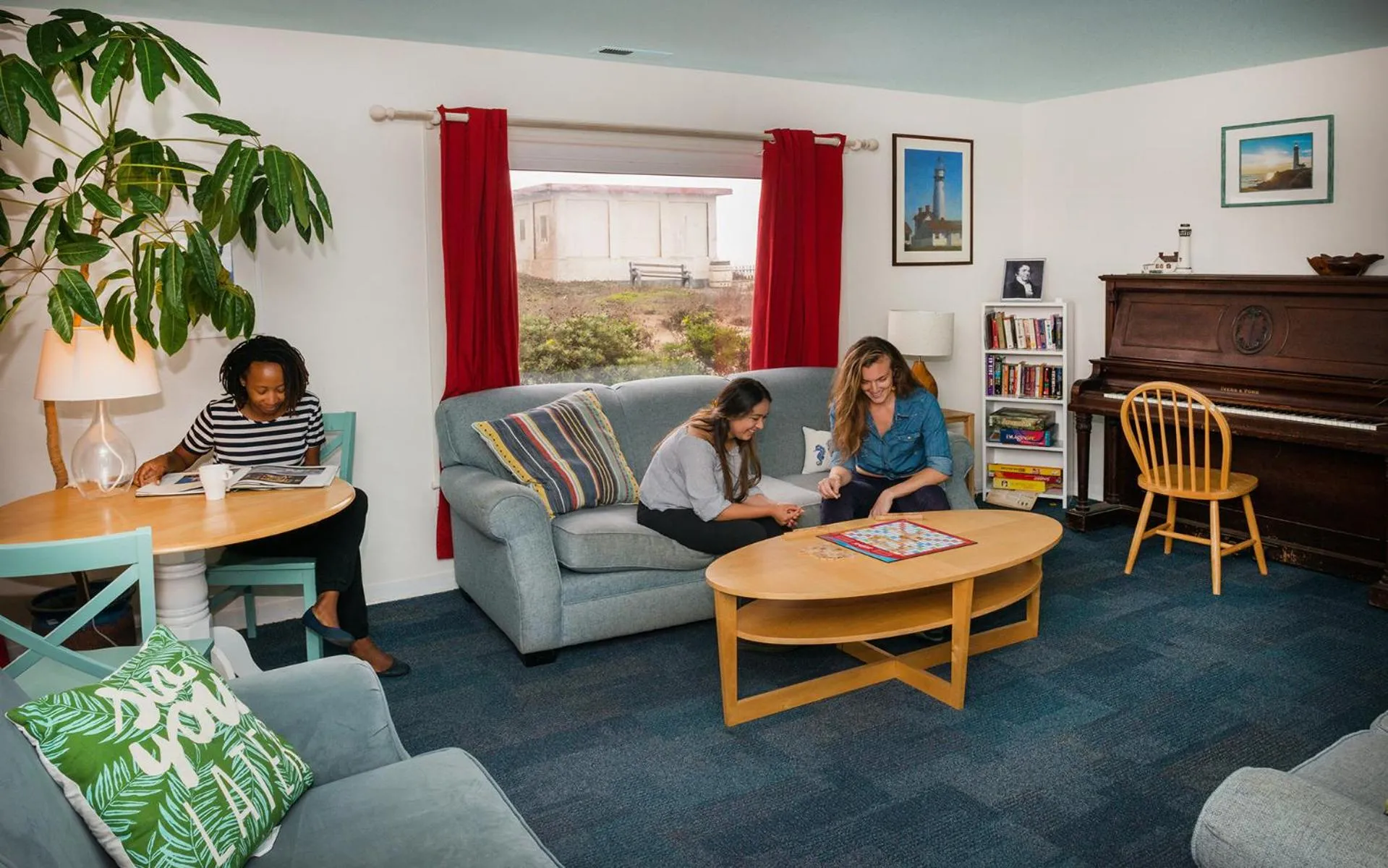 Communal lounge/ TV room in HI Pigeon Point Lighthouse Hostel