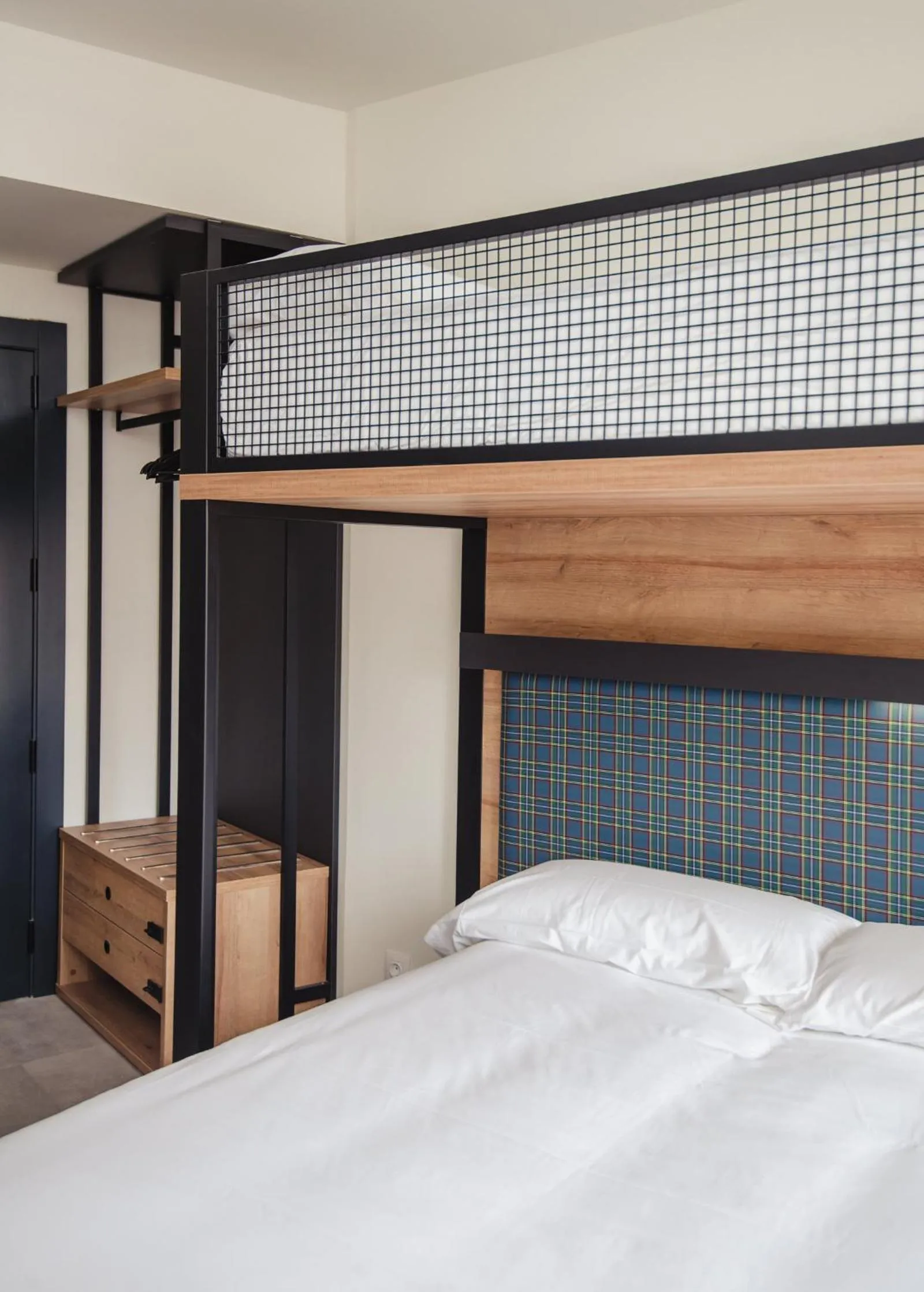 bunk bed, Bed in LATROUPE La Granja