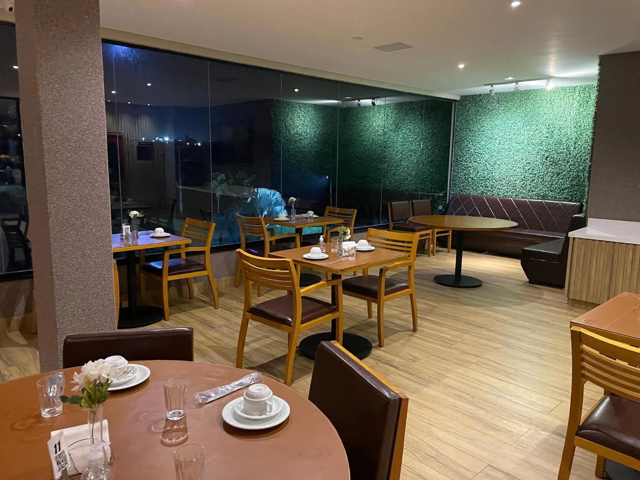 Restaurant/places to eat in Hotel do Lago