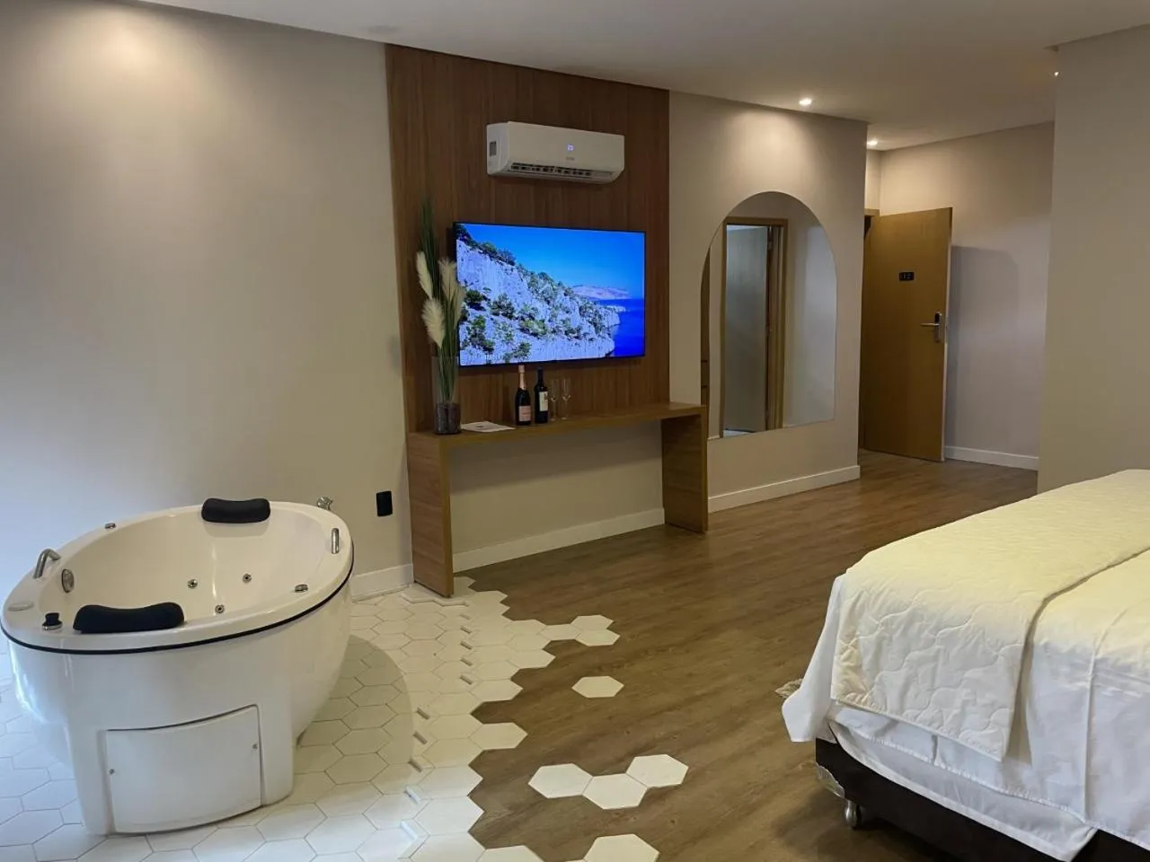 Hot Tub, Bed in Hotel do Lago