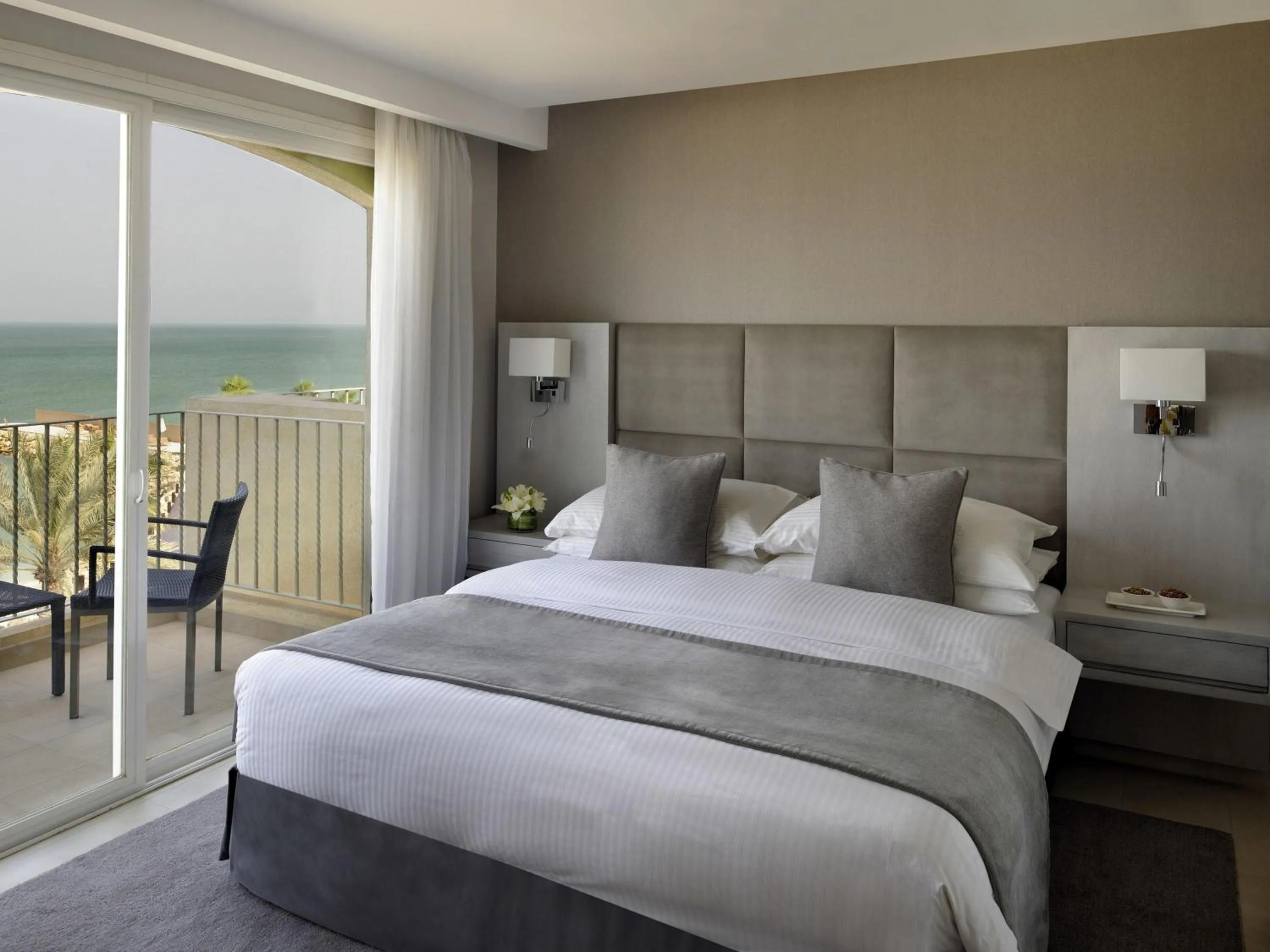 Bedroom, Bed in Mövenpick Hotel & Resort Al Bida'a