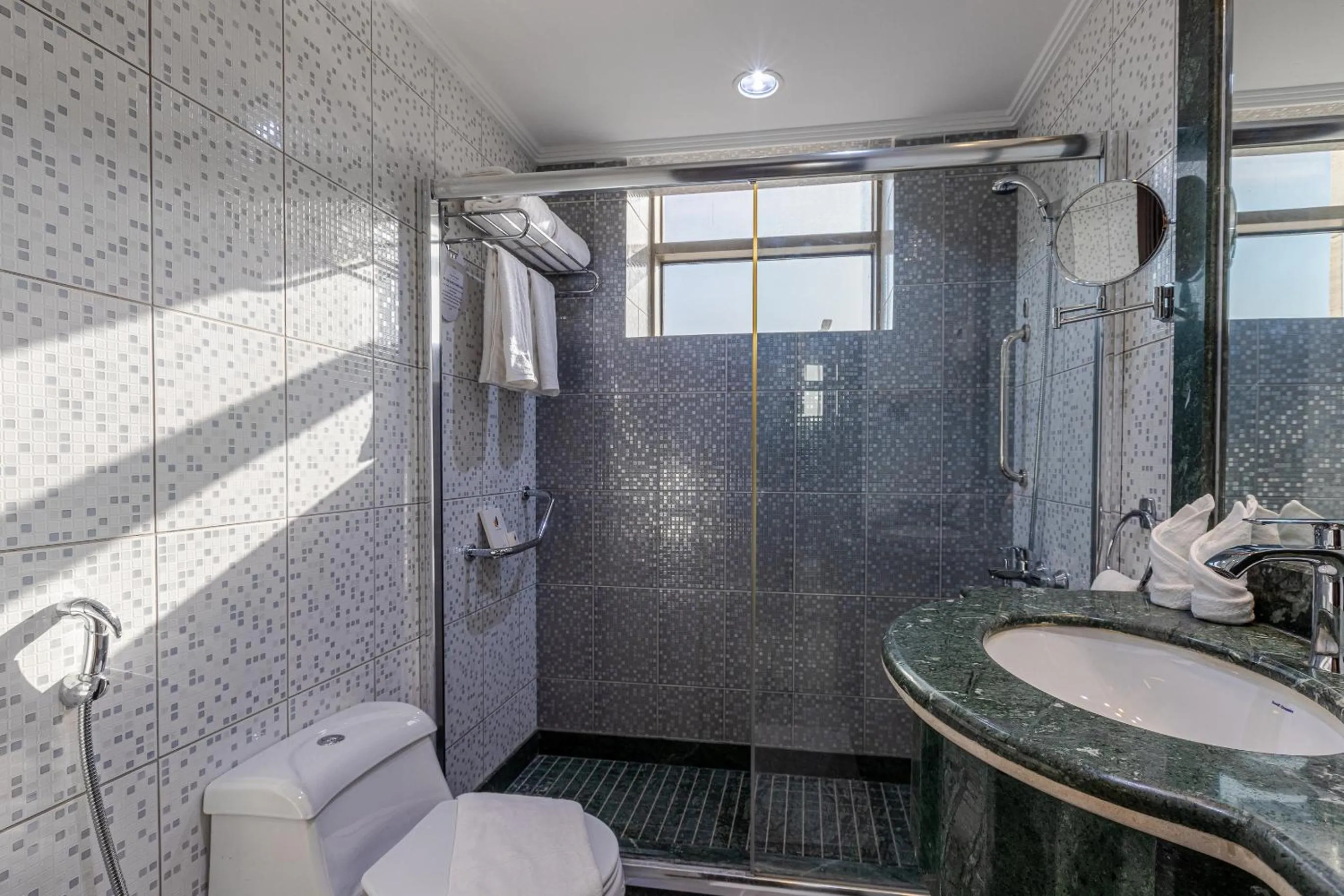 Bathroom in Faraj Almadina Hotel