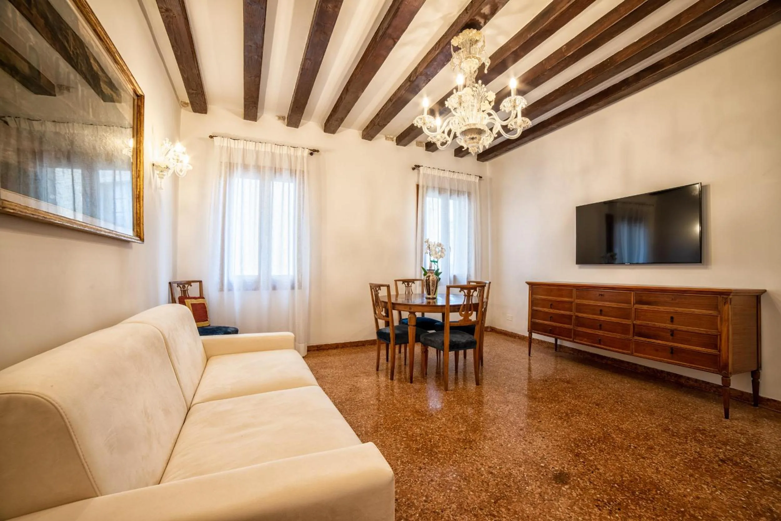 Communal lounge/ TV room in Casanova Fenice - Canal View