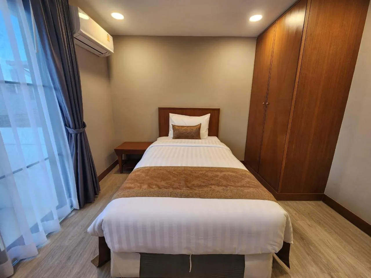 Bed in United Tower Thonglor by Aspira