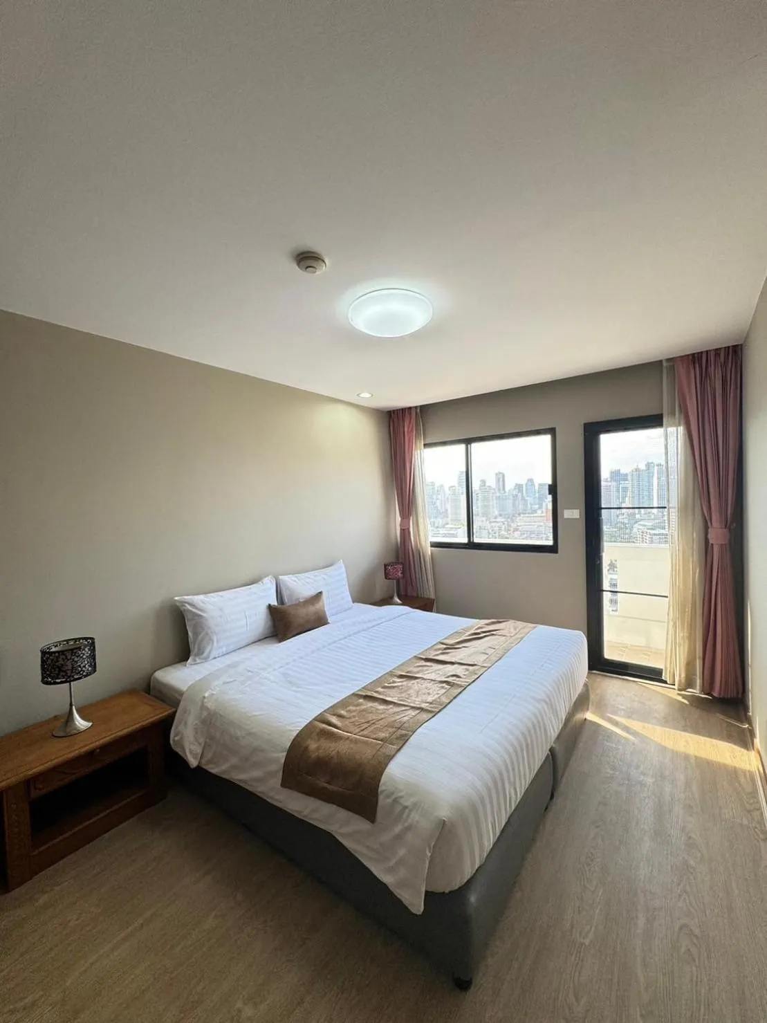 Bed in United Tower Thonglor by Aspira