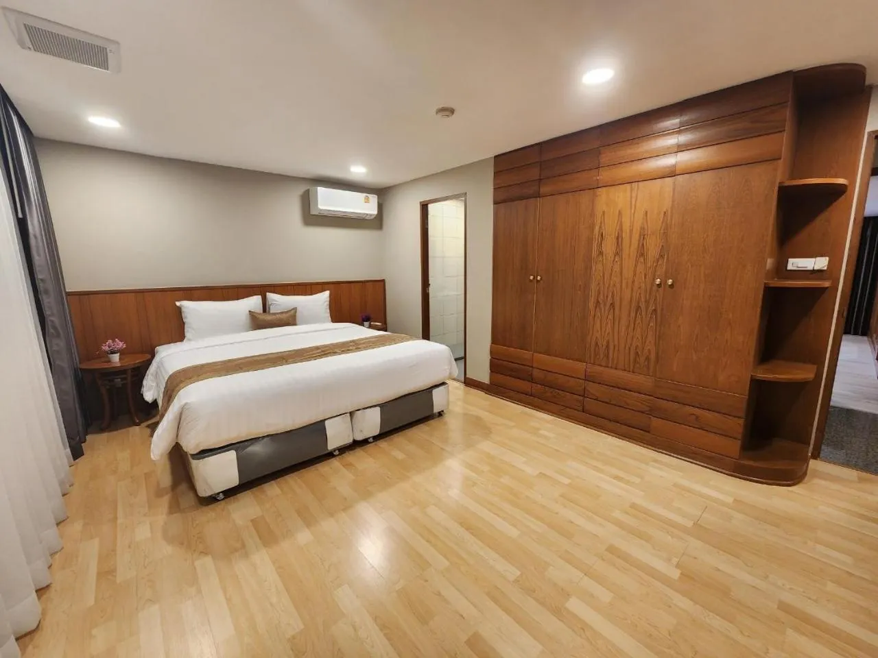 Bed in United Tower Thonglor by Aspira