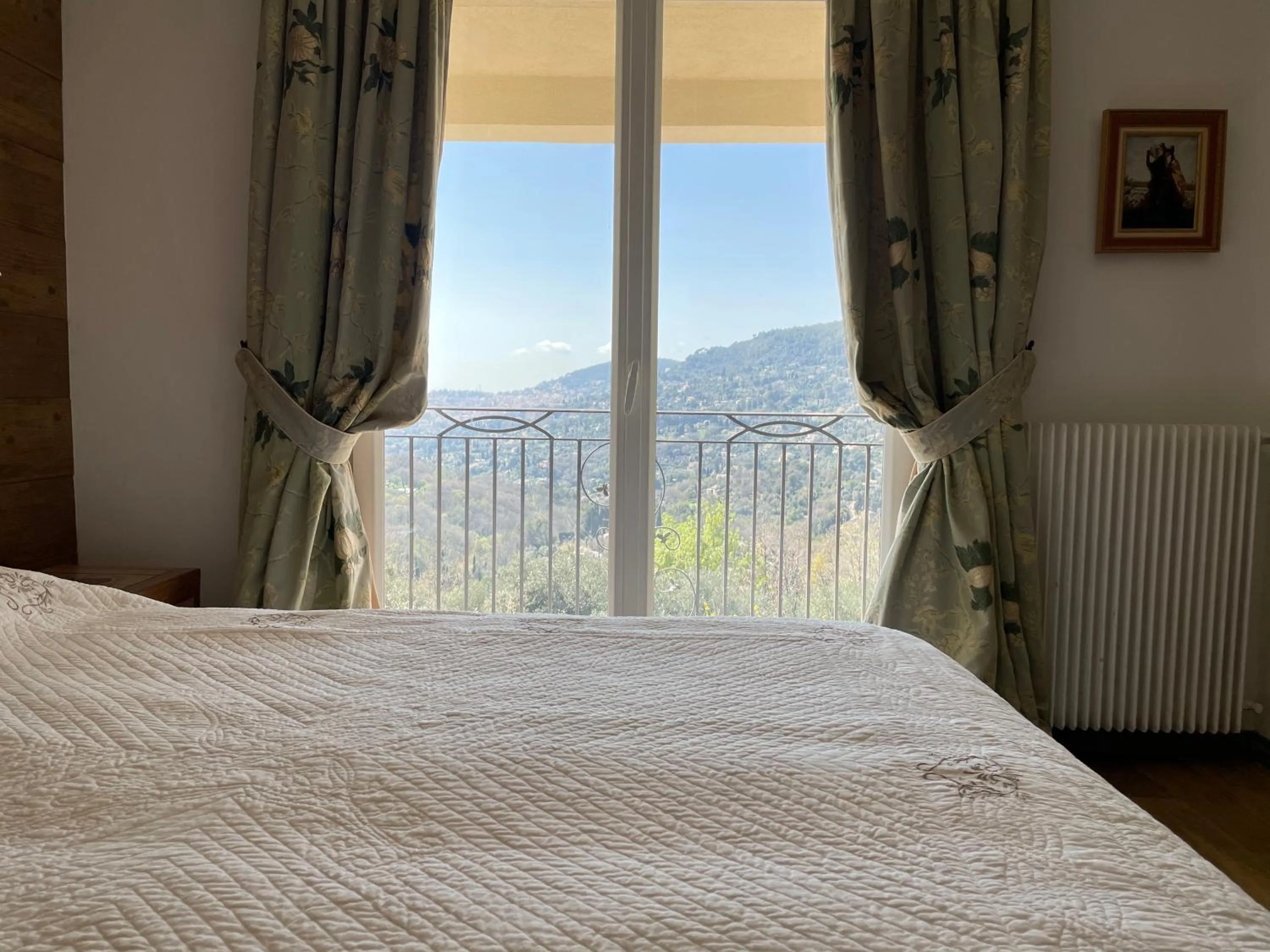 Mountain view, Bed in Le Clos des Senteurs de Chateauneuf de Grasse