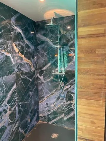 Shower in Le Clos des Senteurs de Chateauneuf de Grasse