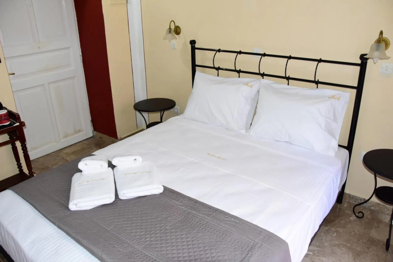 Bed in Aeginitikon Arhontikon Stylish Boutique Hotel