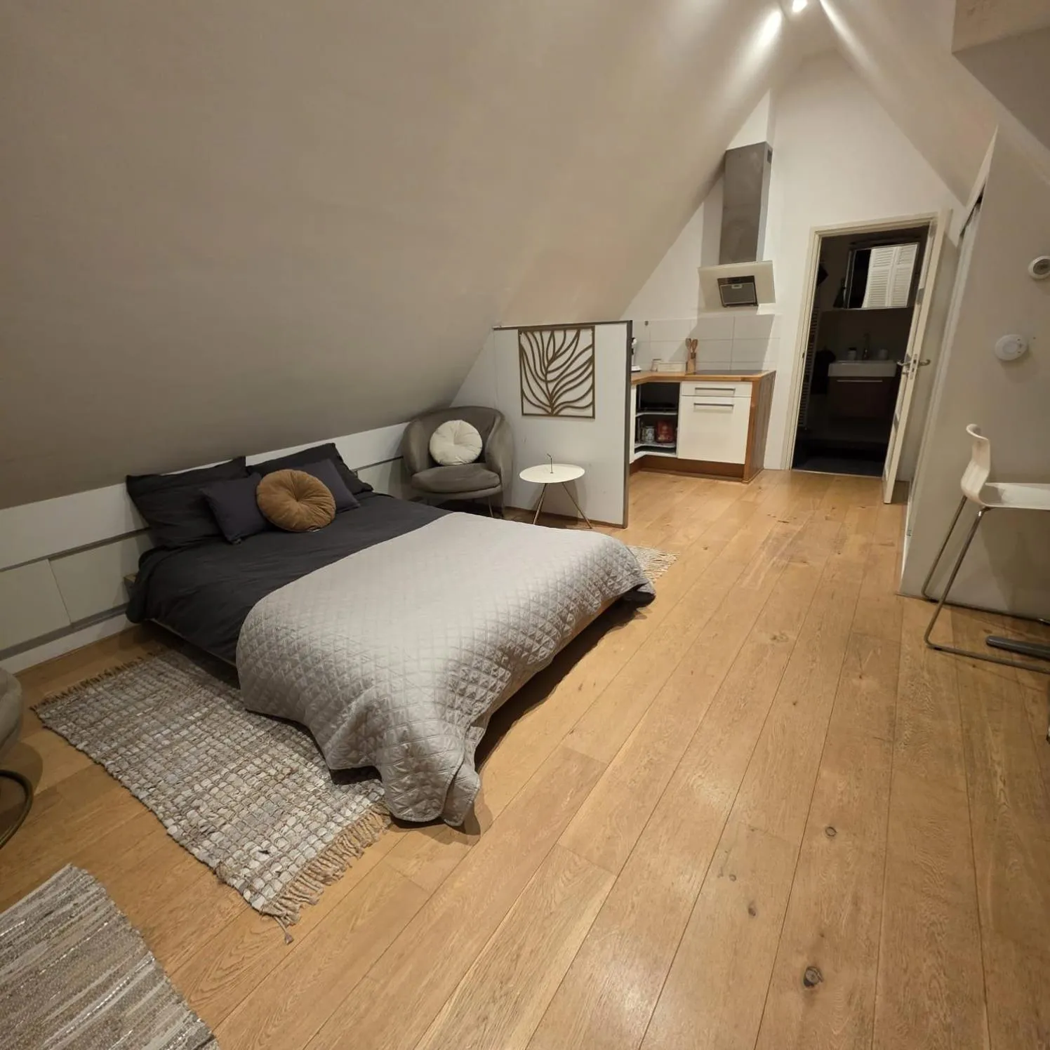 Photo of the whole room, Bed in Prince On The Roof