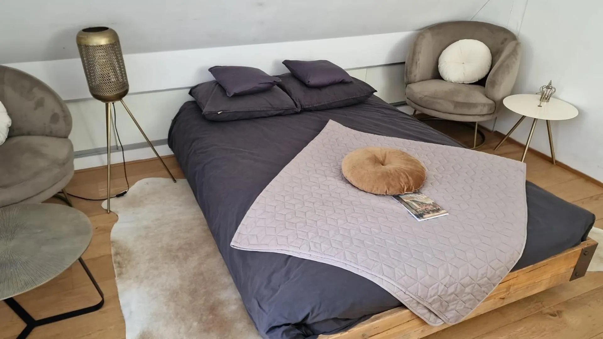 Photo of the whole room, Bed in Prince On The Roof