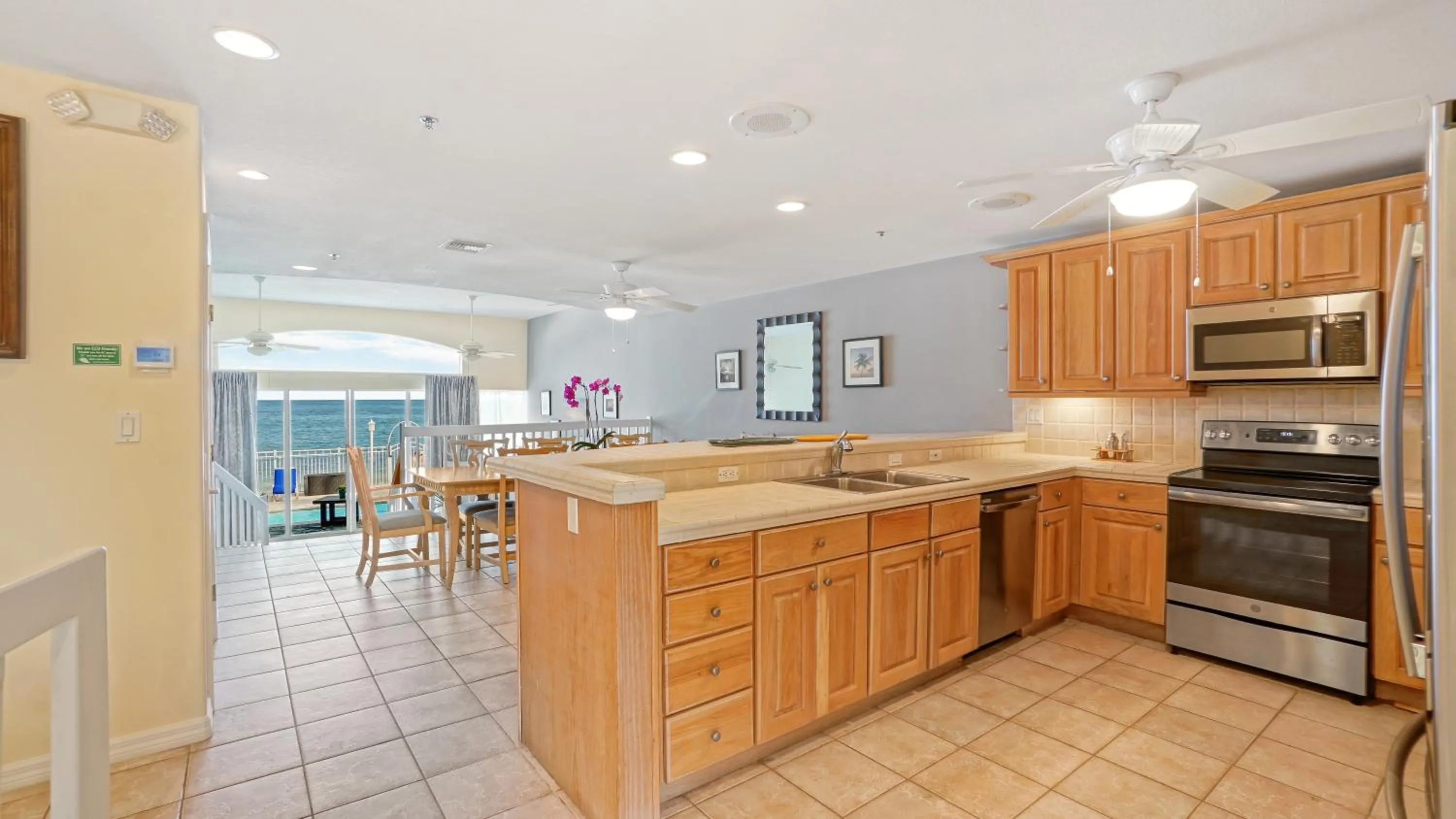 Kitchen or kitchenette in Glunz Ocean Beach Hotel and Resort