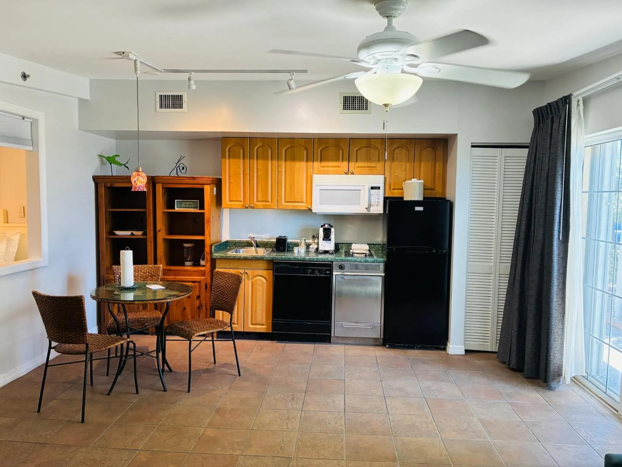 Kitchen or kitchenette in Glunz Ocean Beach Hotel and Resort