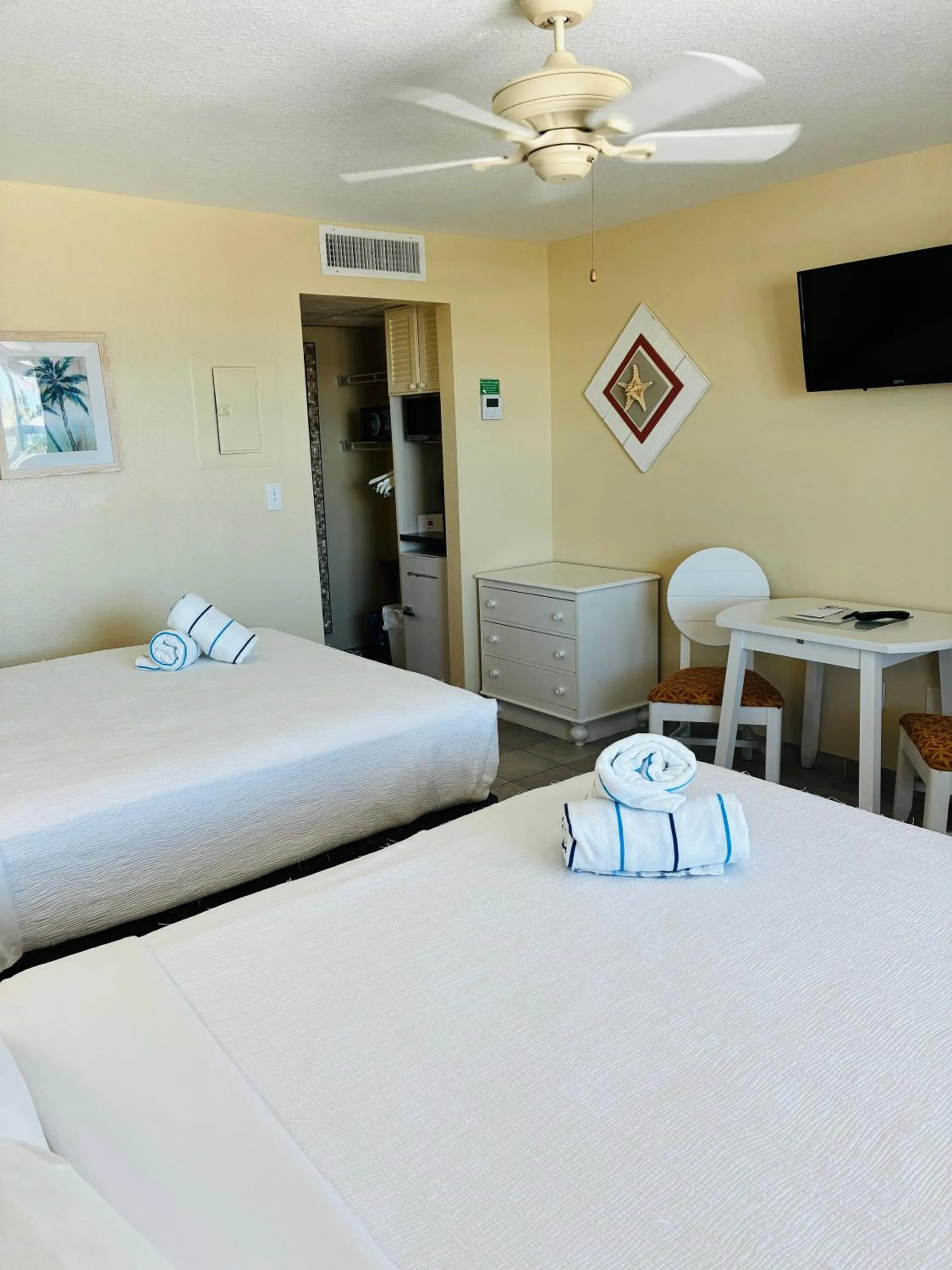 Bedroom, Bed in Glunz Ocean Beach Hotel and Resort