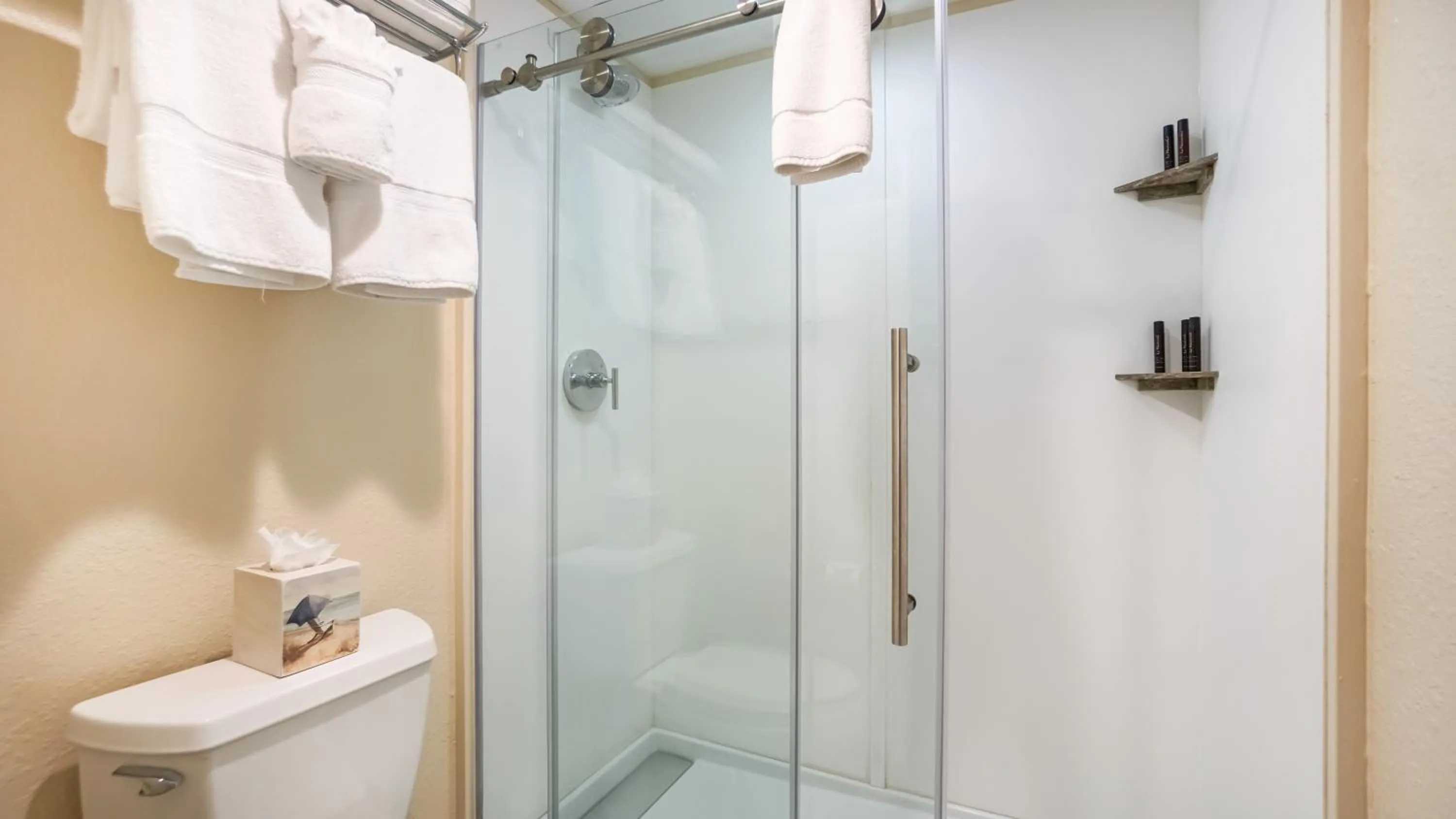 Shower in Glunz Ocean Beach Hotel and Resort