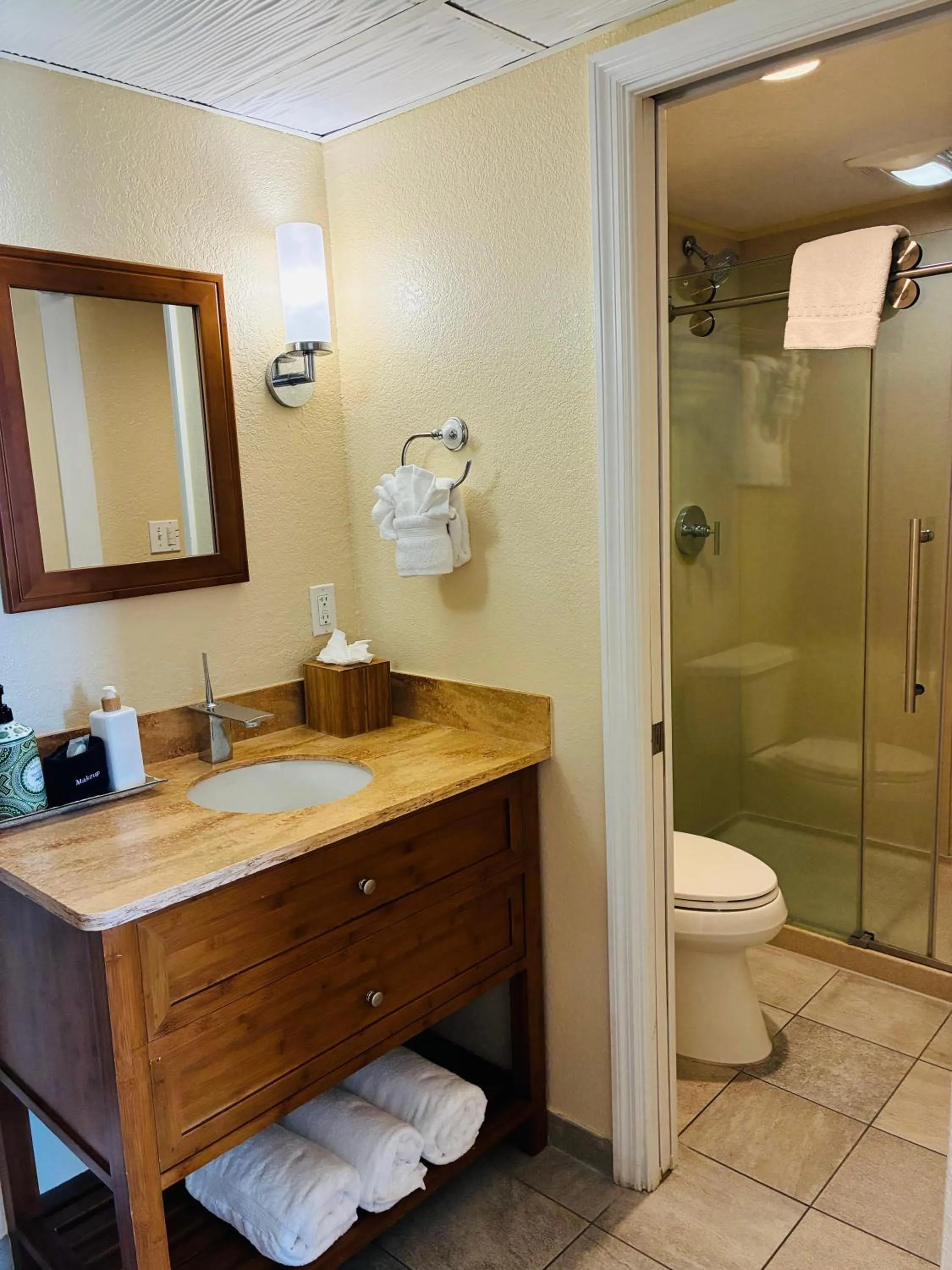 Bathroom in Glunz Ocean Beach Hotel and Resort