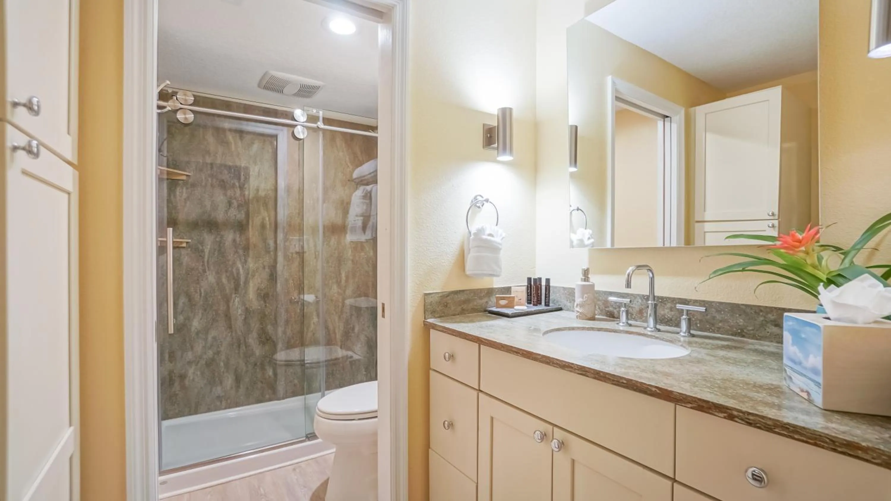 Shower in Glunz Ocean Beach Hotel and Resort