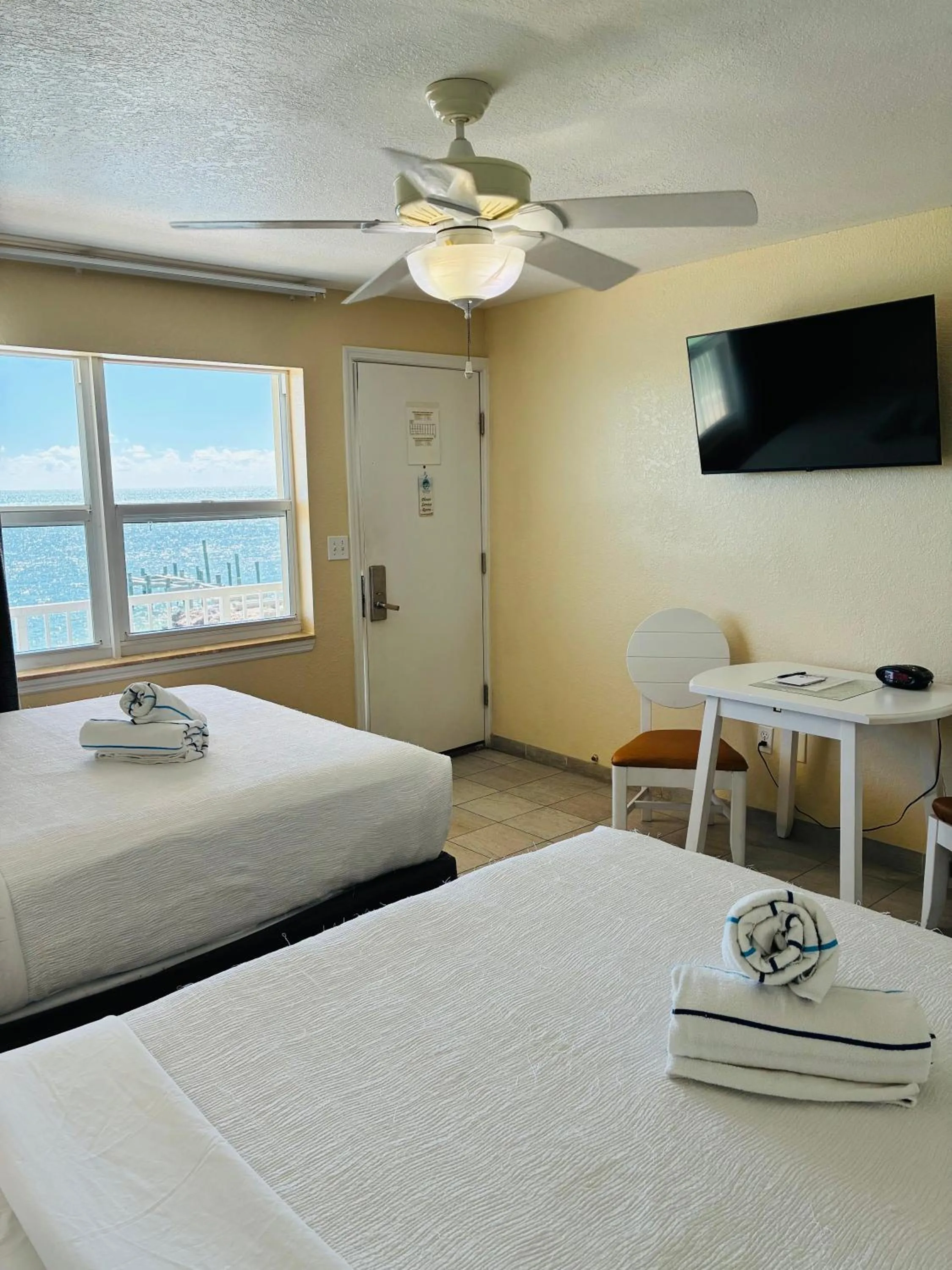 Bedroom, Bed in Glunz Ocean Beach Hotel and Resort