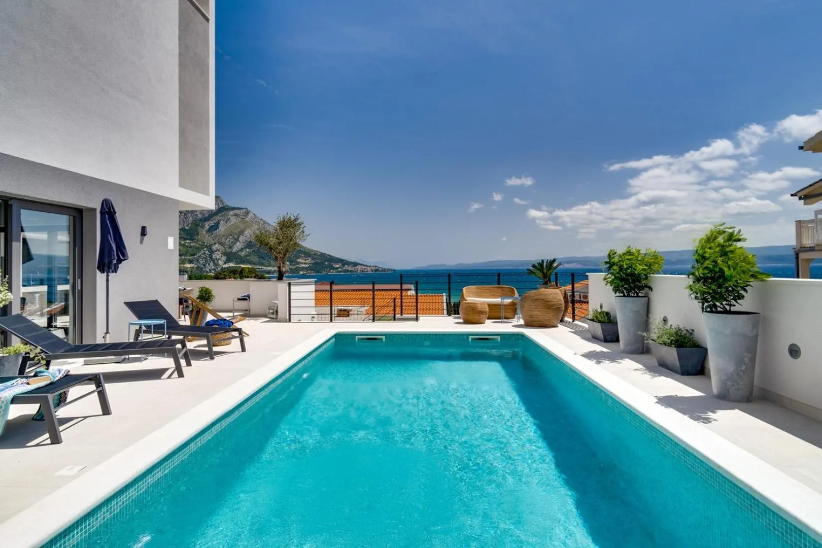 Seaview villa Mila with 4 en-suite bedrooms, private pool, Finnish sauna, Treadmill, sandy beach 250m