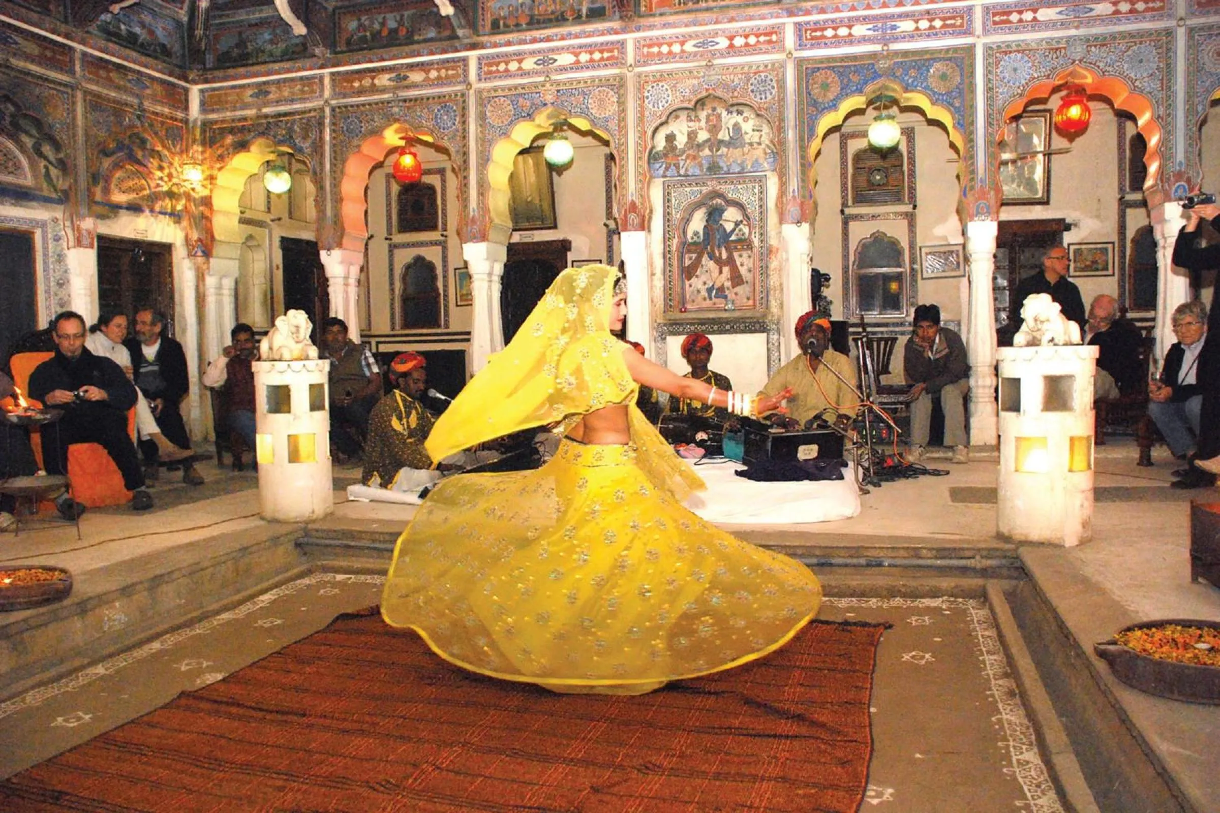 Evening entertainment in Hotel Mandawa Haveli