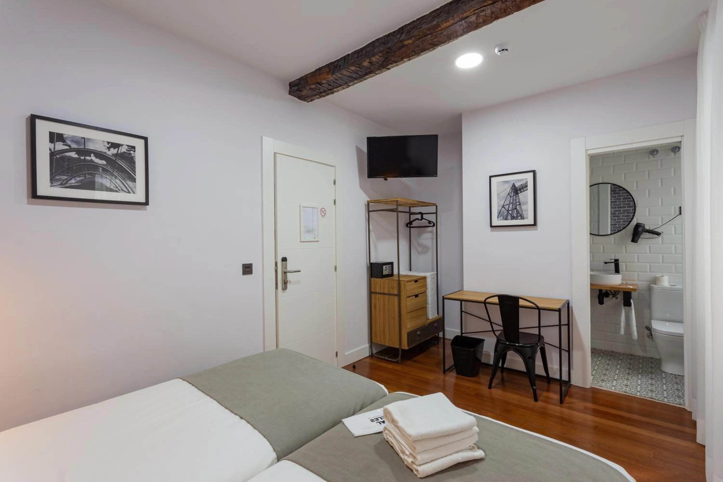 Photo of the whole room, Bed in Casual Mardones