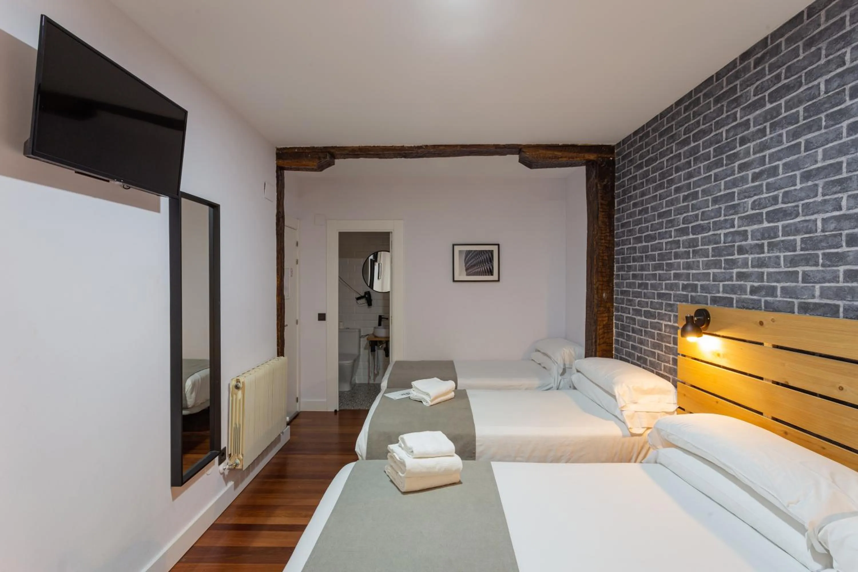 Photo of the whole room, Bed in Casual Mardones