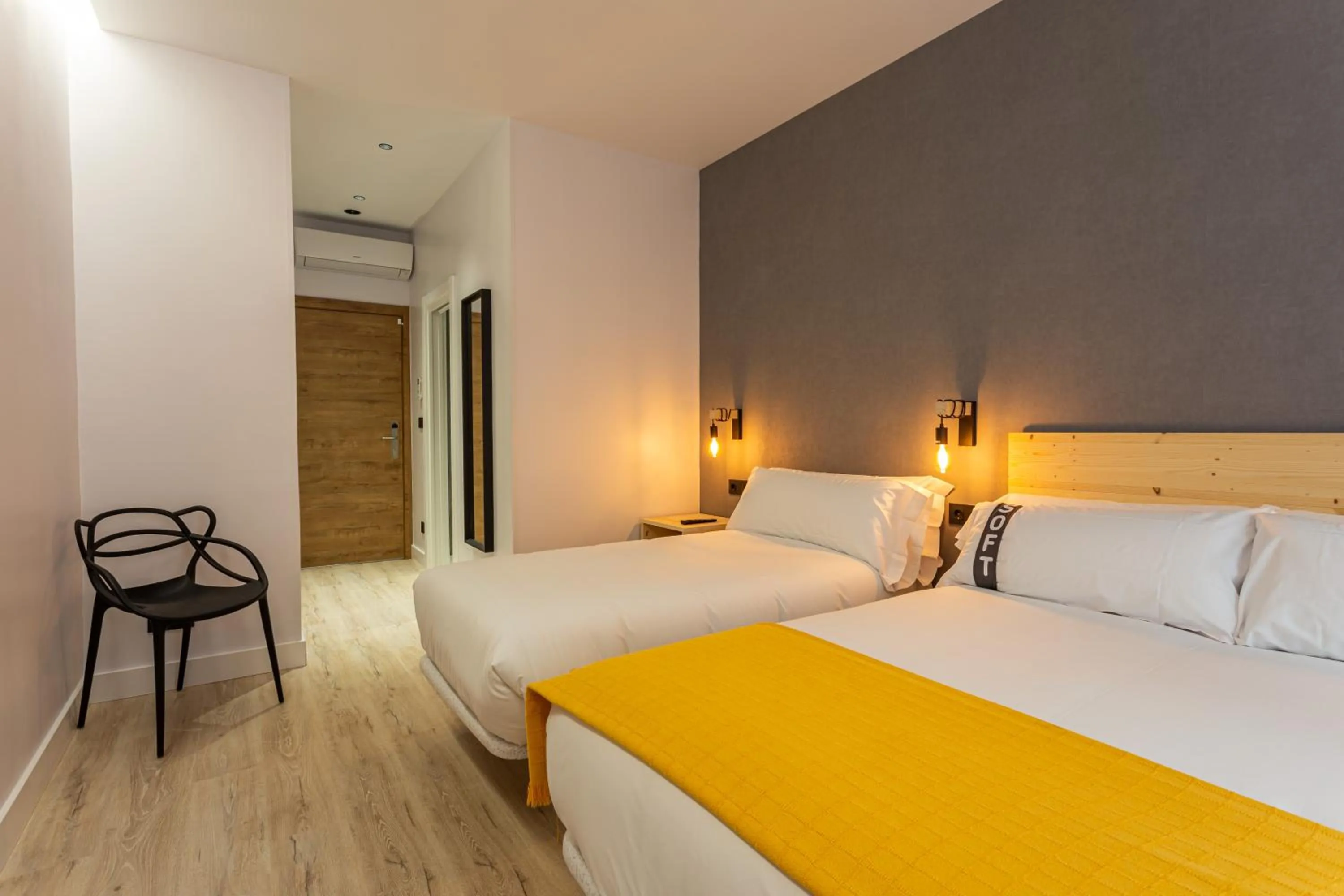 Photo of the whole room, Bed in Casual Fuentes