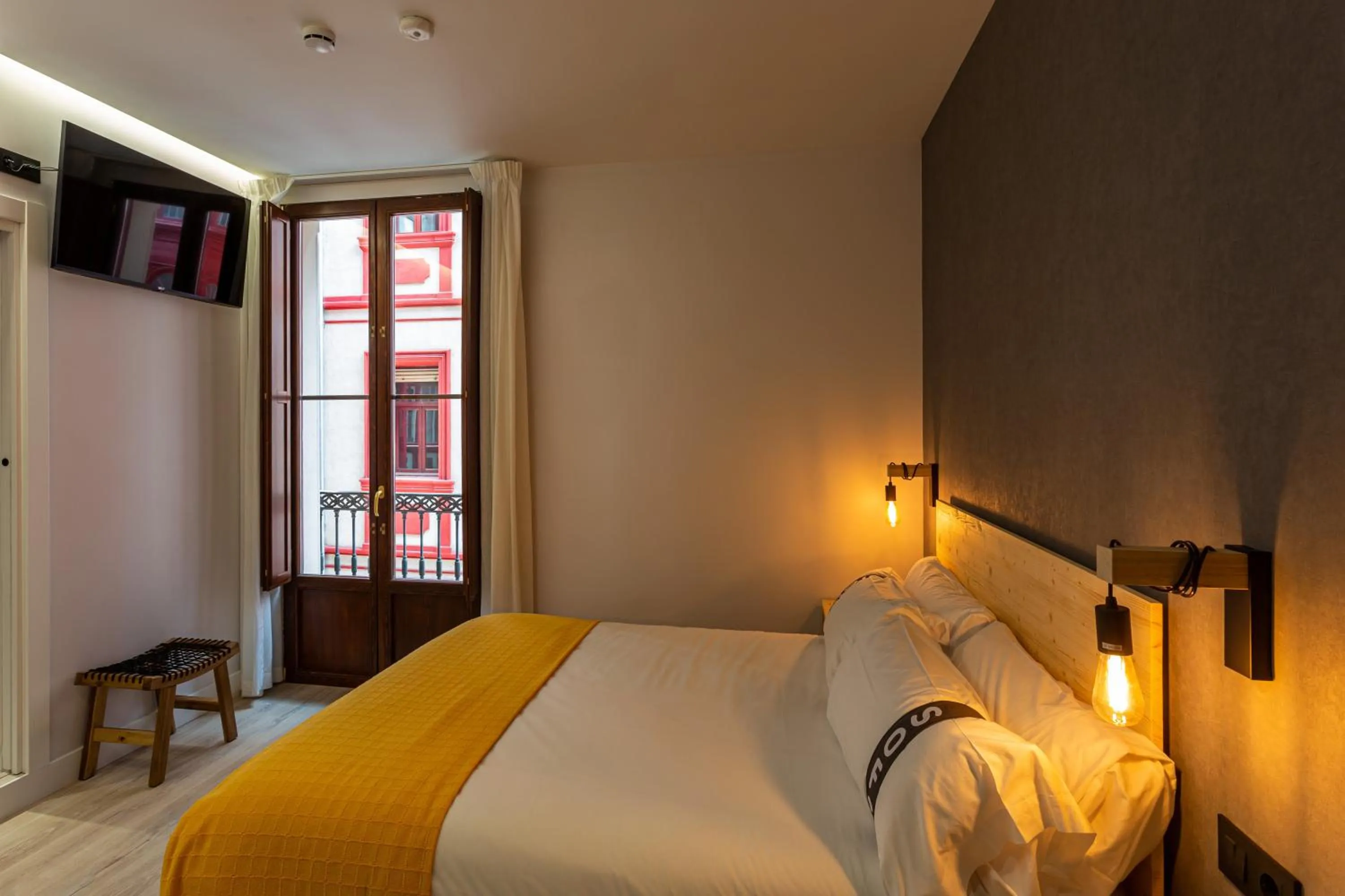 Photo of the whole room, Bed in Casual Fuentes