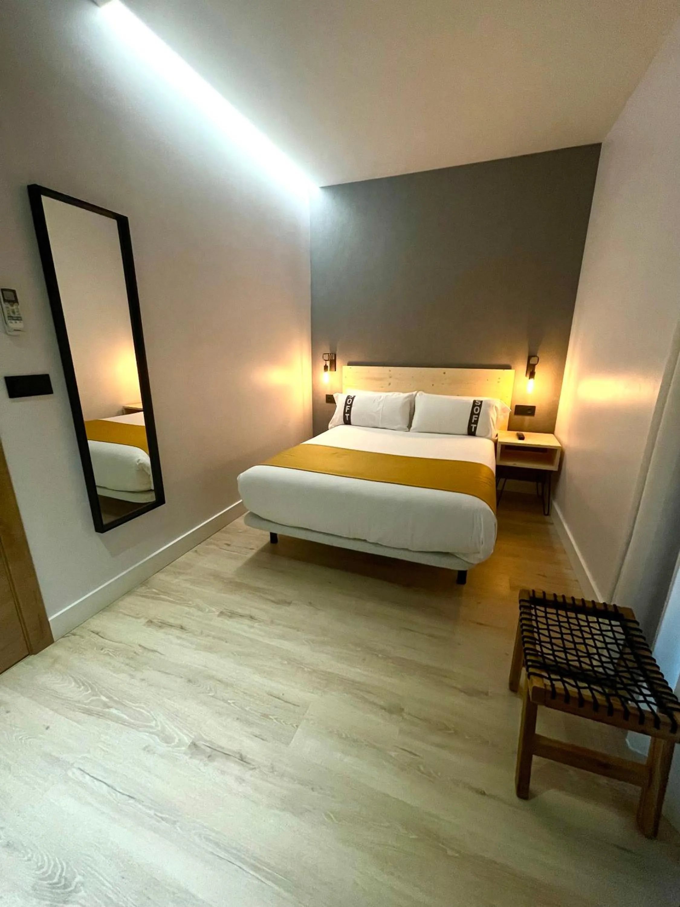 Photo of the whole room, Bed in Casual Fuentes