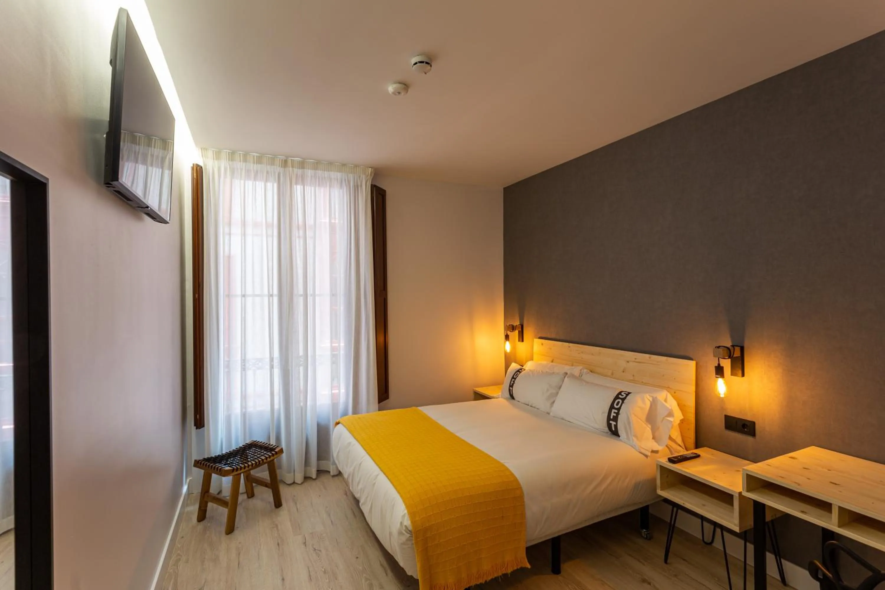 Photo of the whole room, Bed in Casual Fuentes