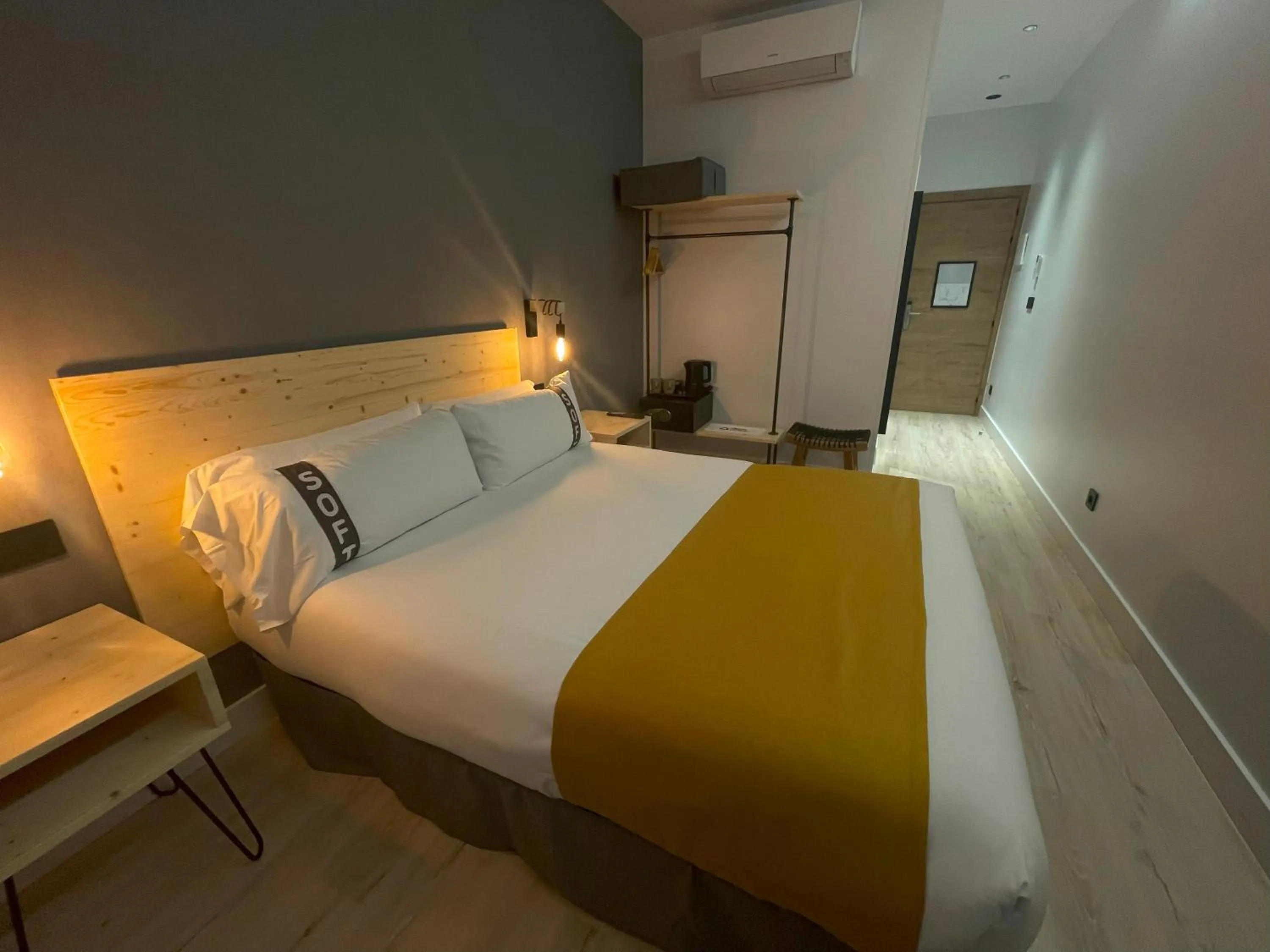 Photo of the whole room, Bed in Casual Fuentes