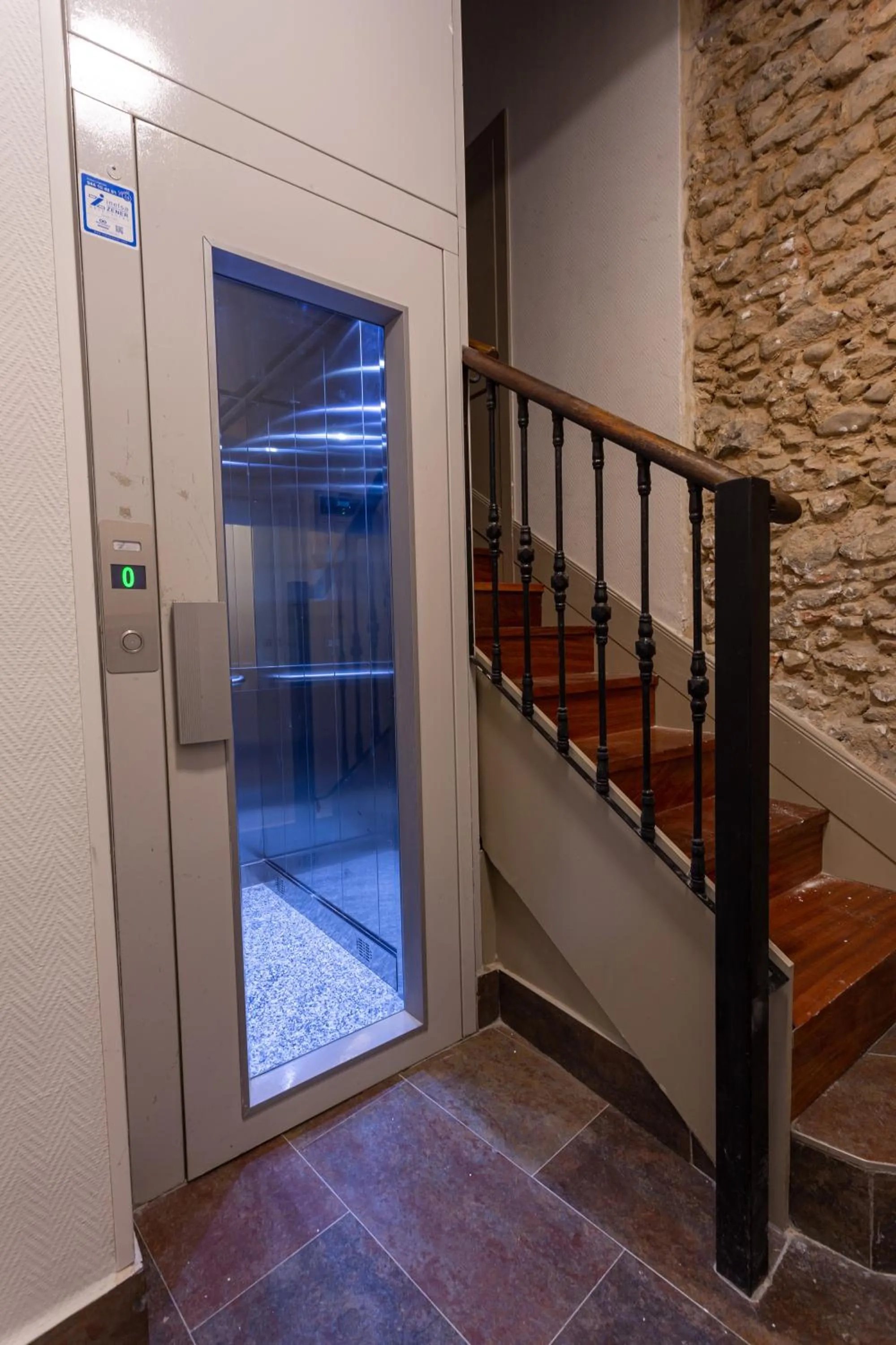 elevator in Casual Fuentes