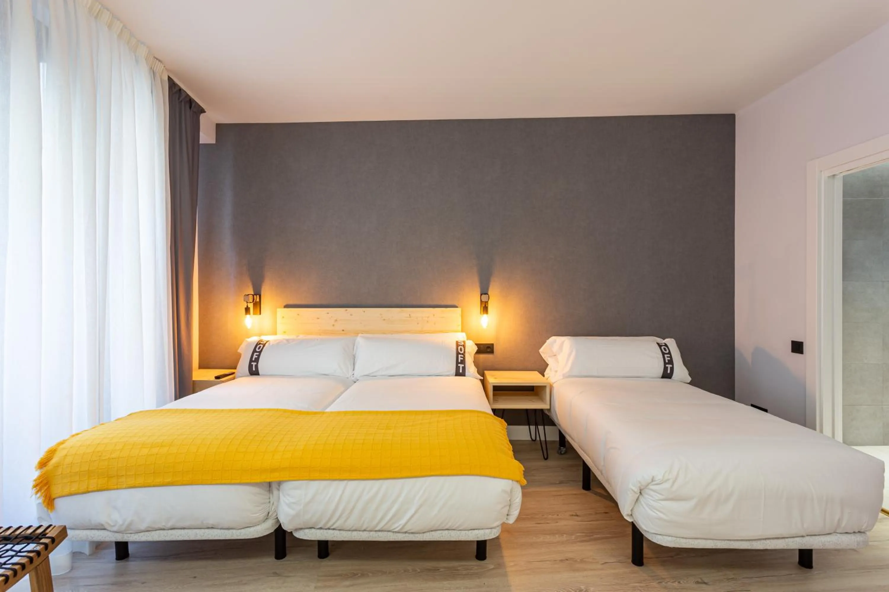 Photo of the whole room, Bed in Casual Fuentes