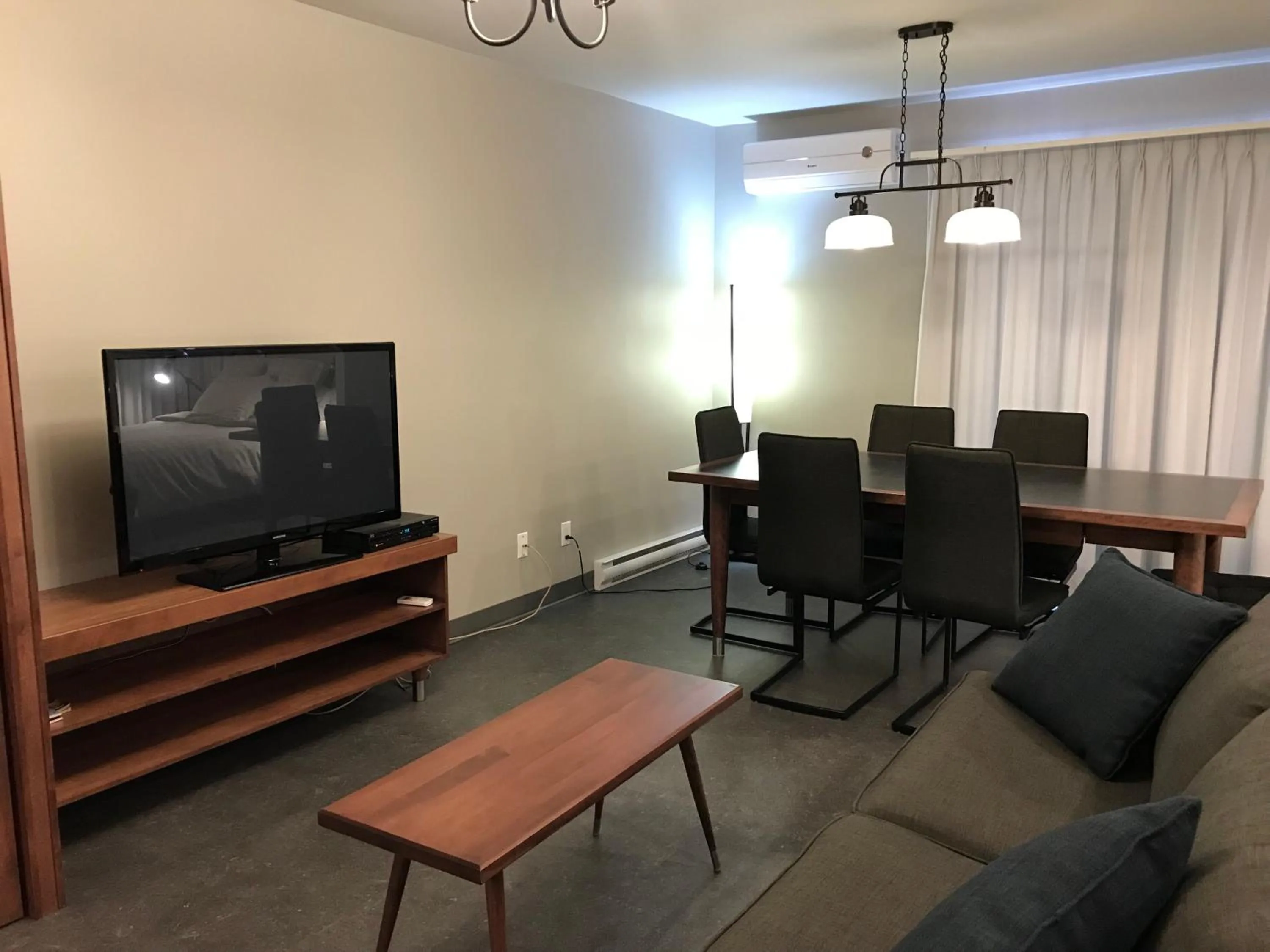 Communal lounge/ TV room in Motel Le Martinet