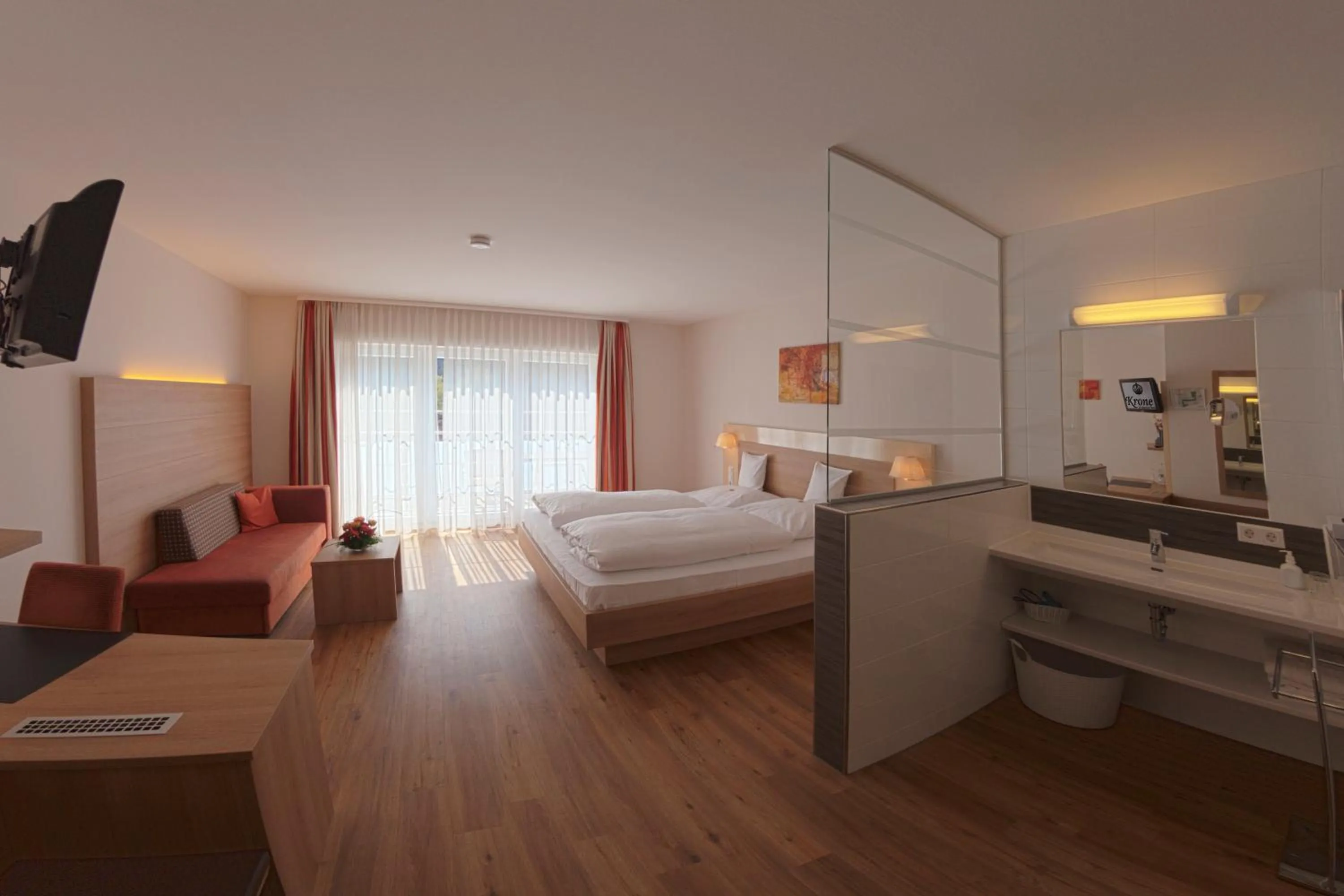 Photo of the whole room, Bed in Die Krone am Fluss - Landhotel Sindringen