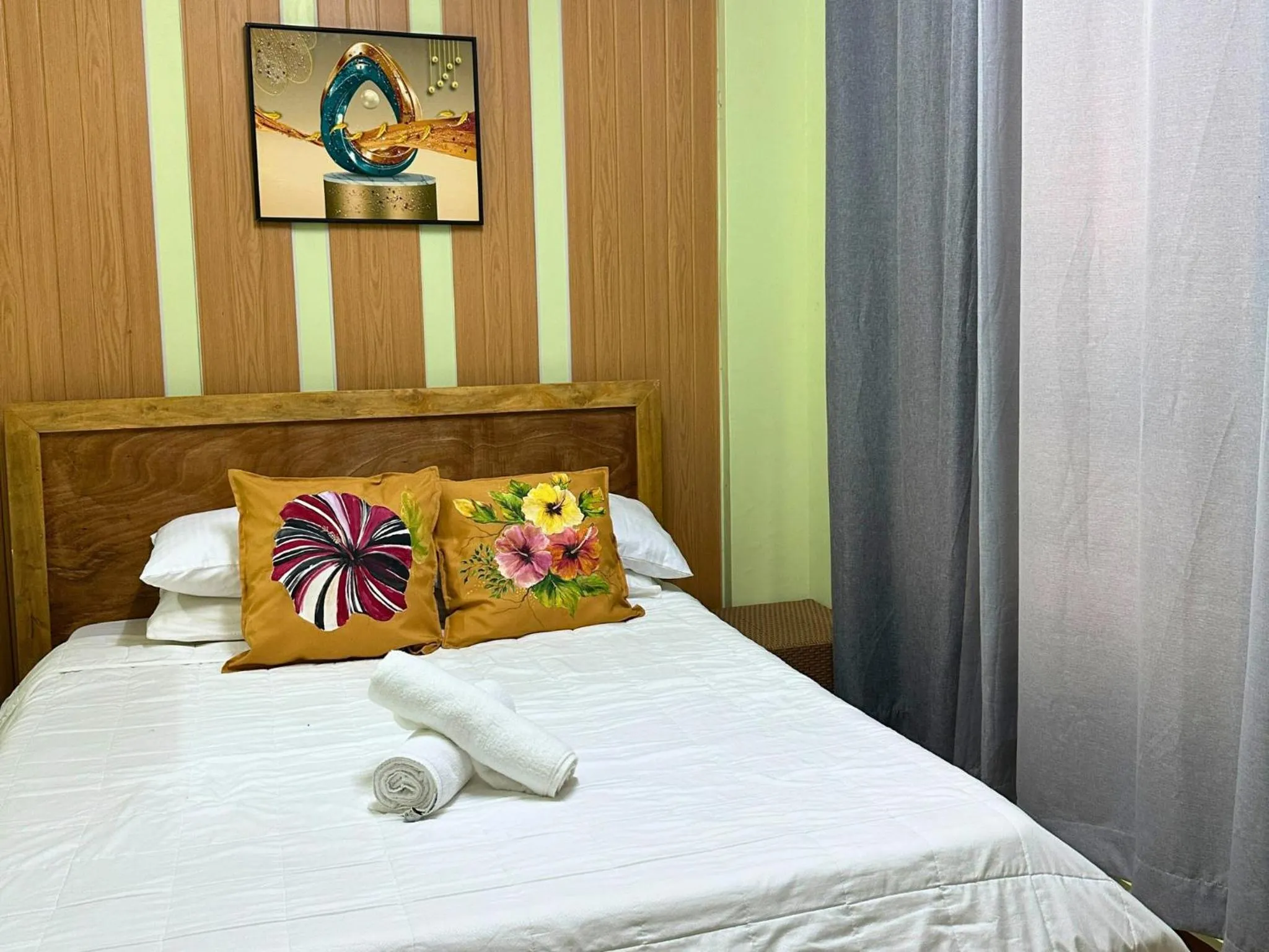 Bed in Niu Ohana East Bay Apartments