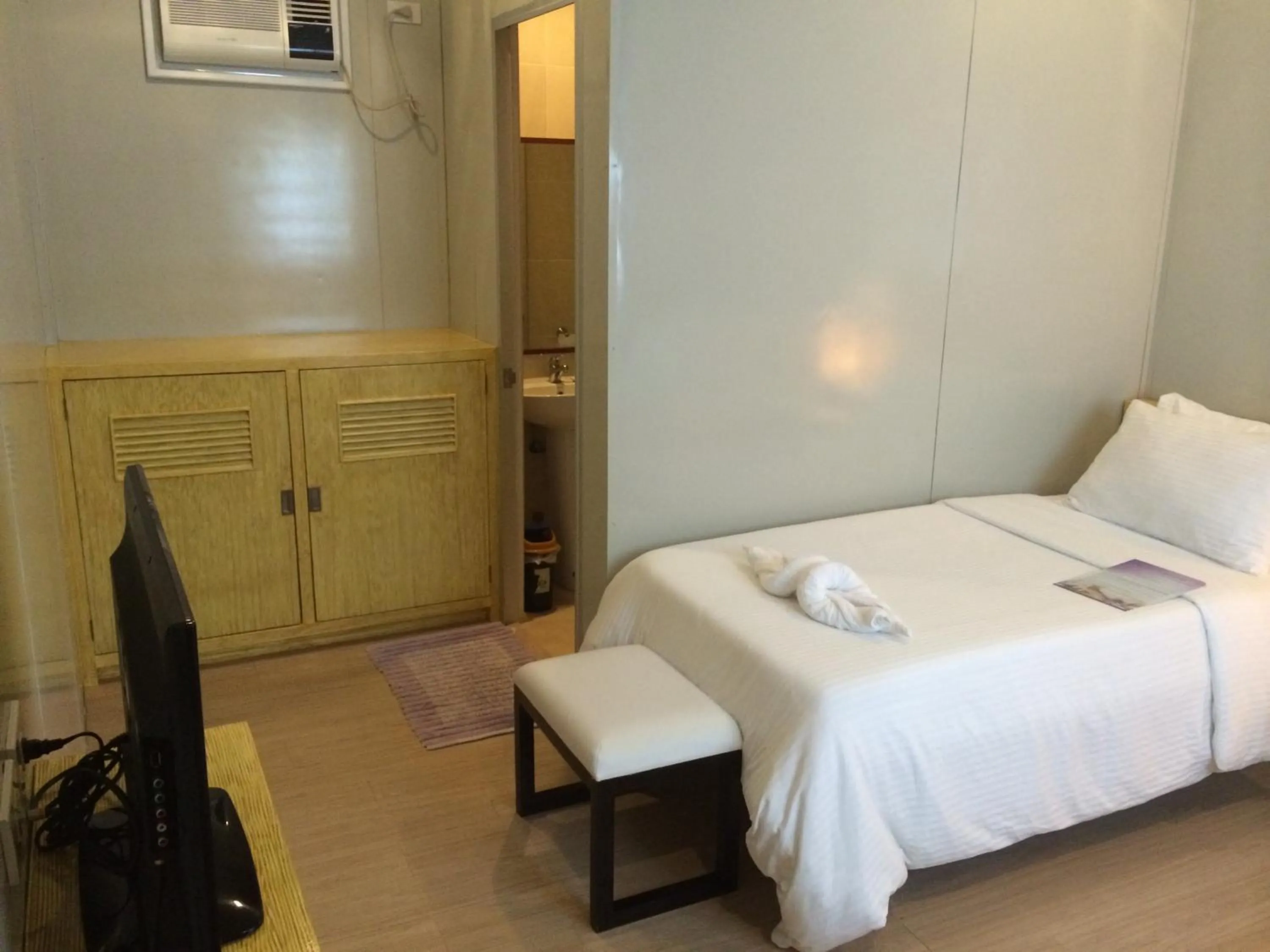 Bathroom, Bed in Shore Time Hotel - Annex