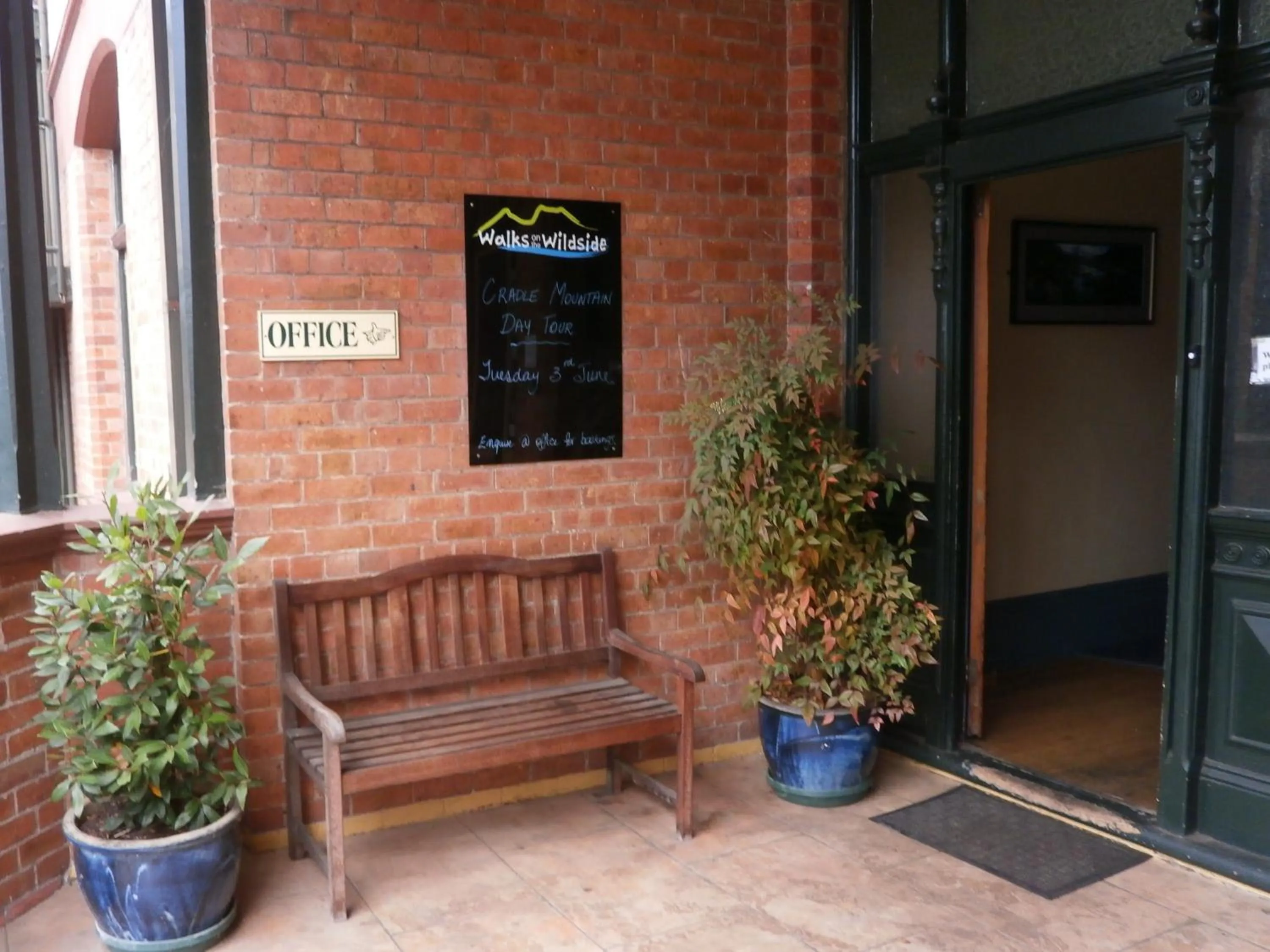 Facade/entrance in Launceston Backpackers