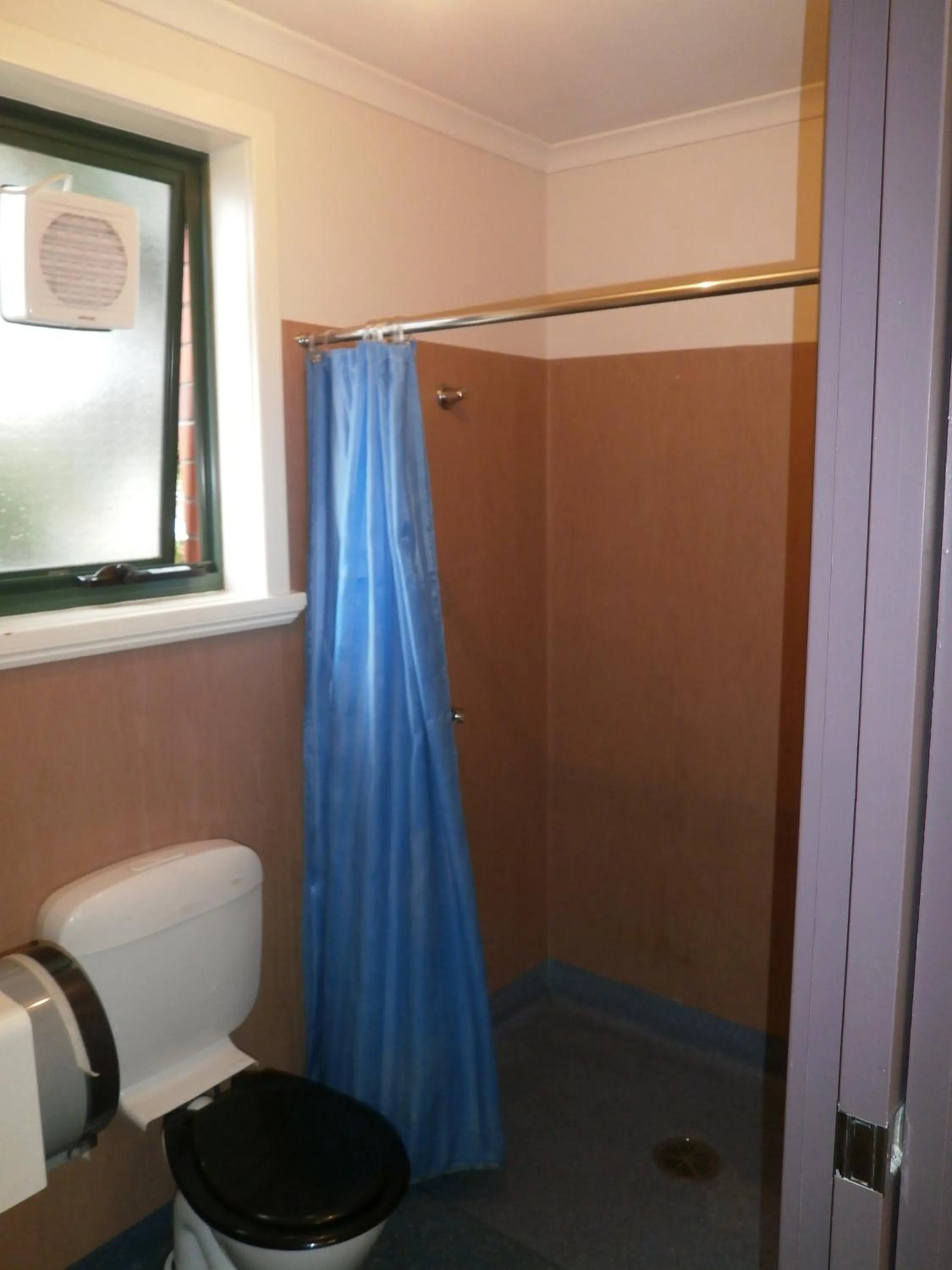 Bathroom in Launceston Backpackers