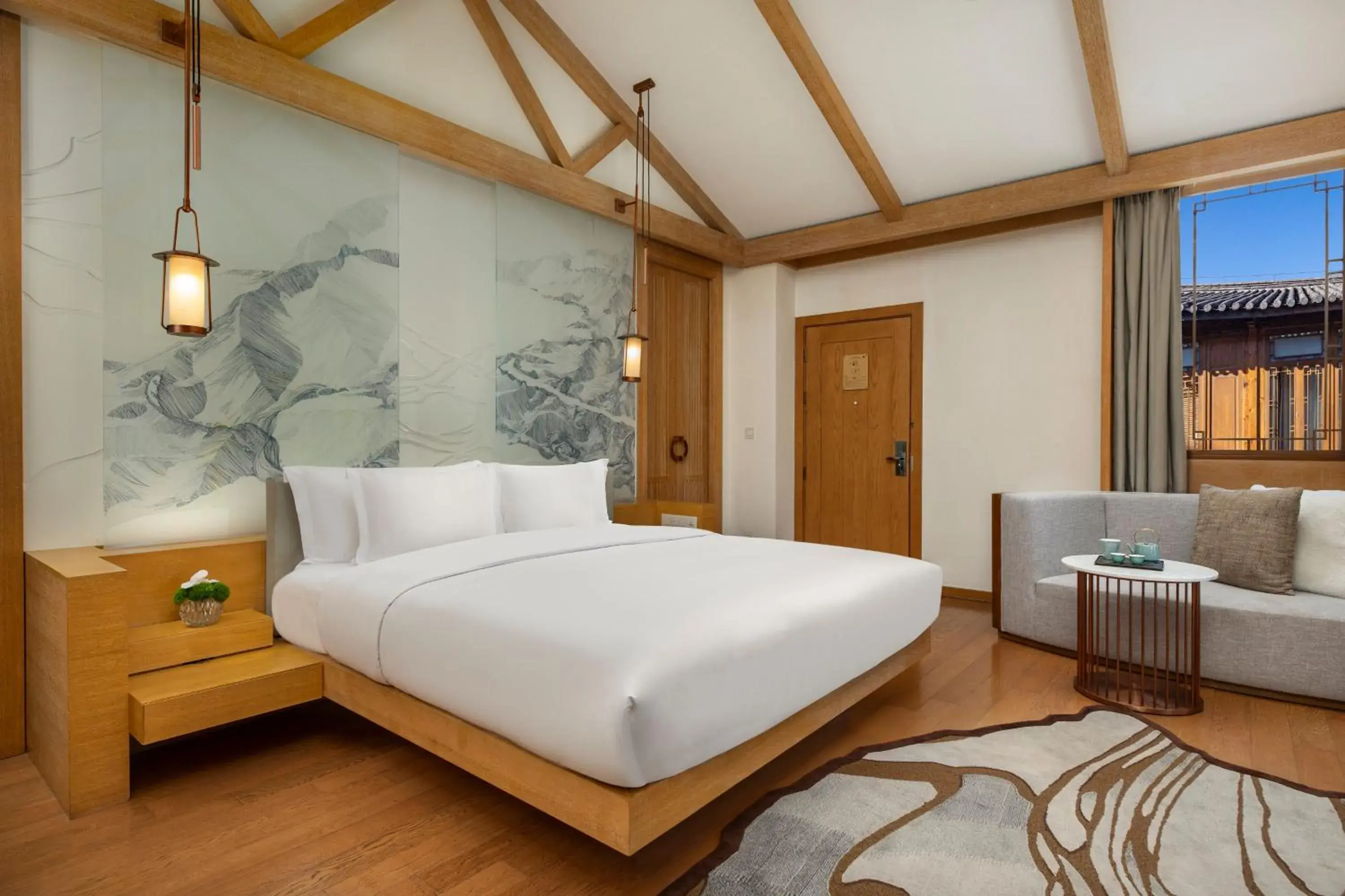 Photo of the whole room, Bed in Hotel Indigo Lijiang Ancient Town by IHG Photo of the whole room, Bed in Hotel Indigo Lijiang Ancient Town by IHG